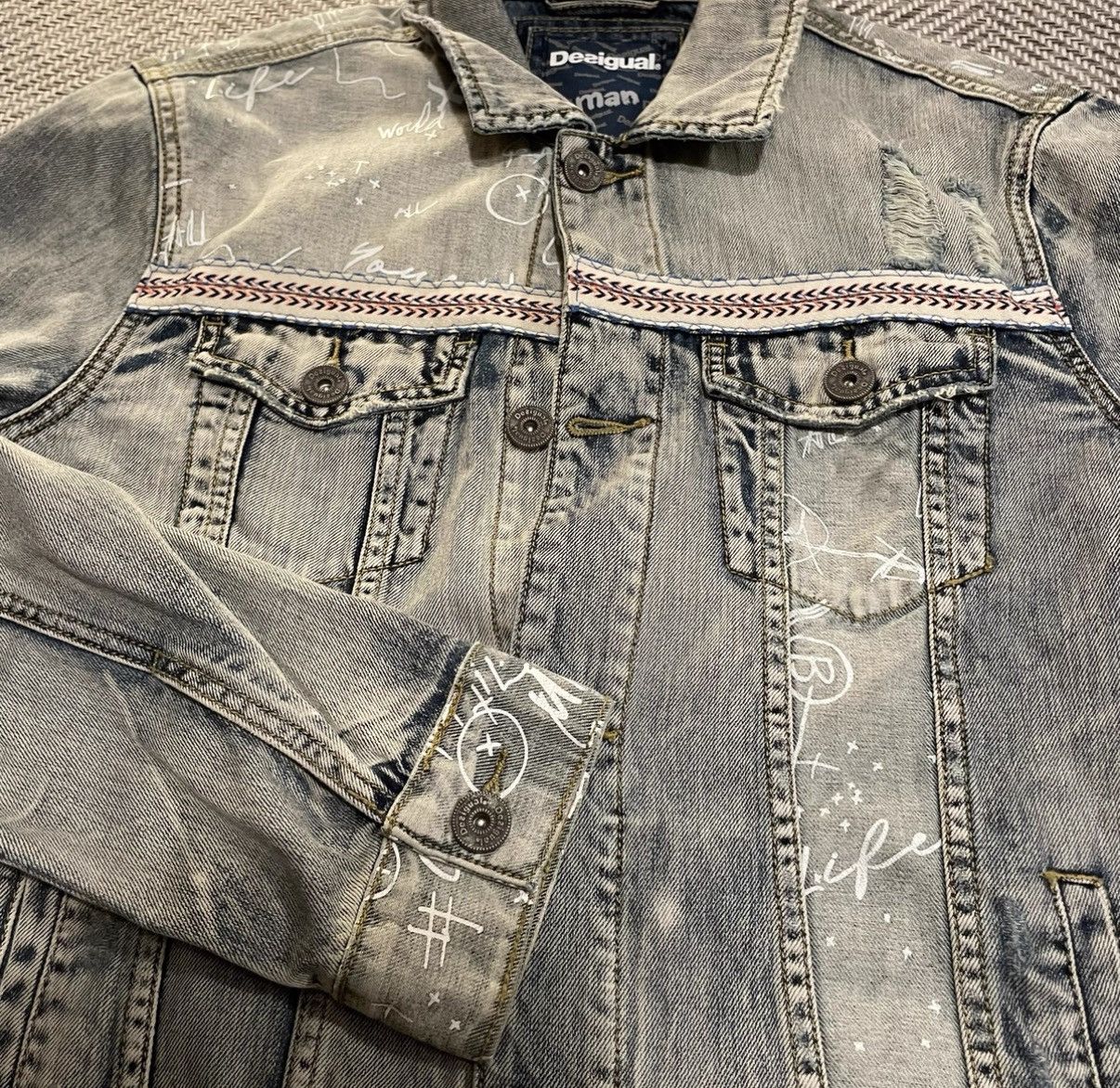 Desigual Desigual Man Graffiti Denim Jacket K24 Size US L / EU 52-54 / 3 - 2 Thumbnail
