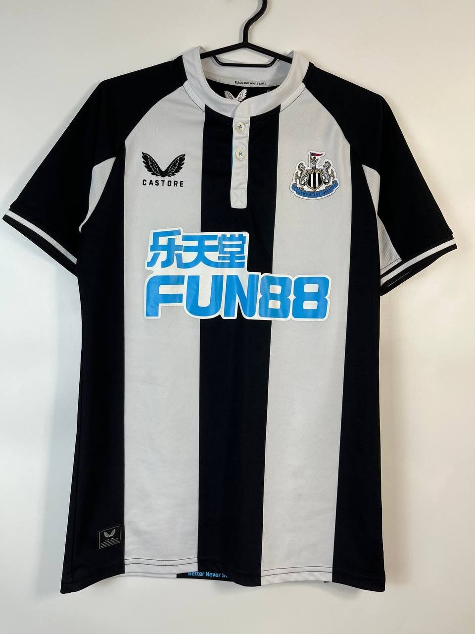 Castore NEWCASTLE UNITED 2021 2022 HOME СASTORE JERSEY SIZE S Size US S / EU 44-46 / 1 - 1 Thumbnail