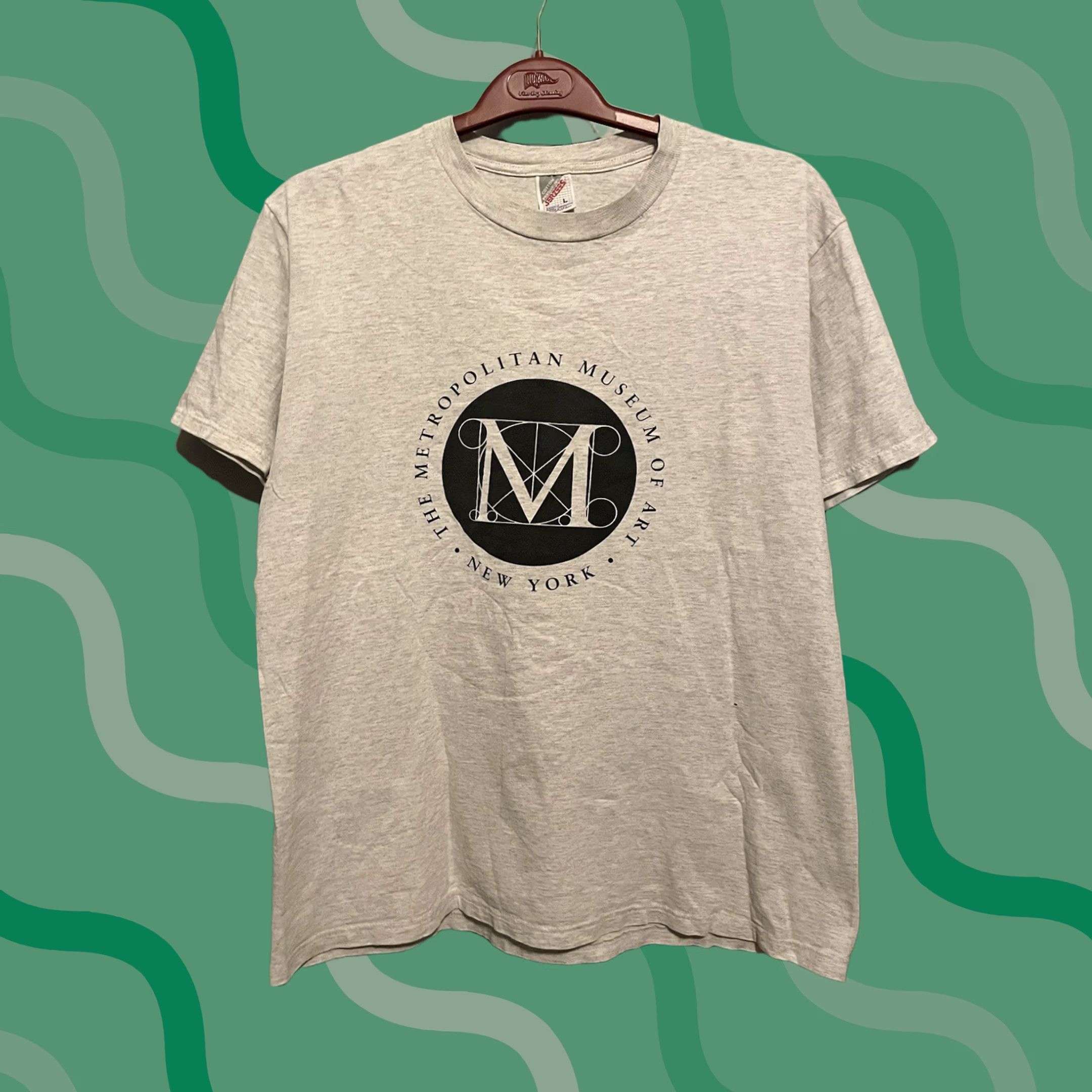 Logo 7 VINTAGE Metropolitan Museum of Art Logo Art Tee Shirt Large Gray Cotton Graphic Print Short Sleeve Men L Art/Logo 90s/Museum Mens Size US L / EU 52-54 / 3 - 1 Thumbnail