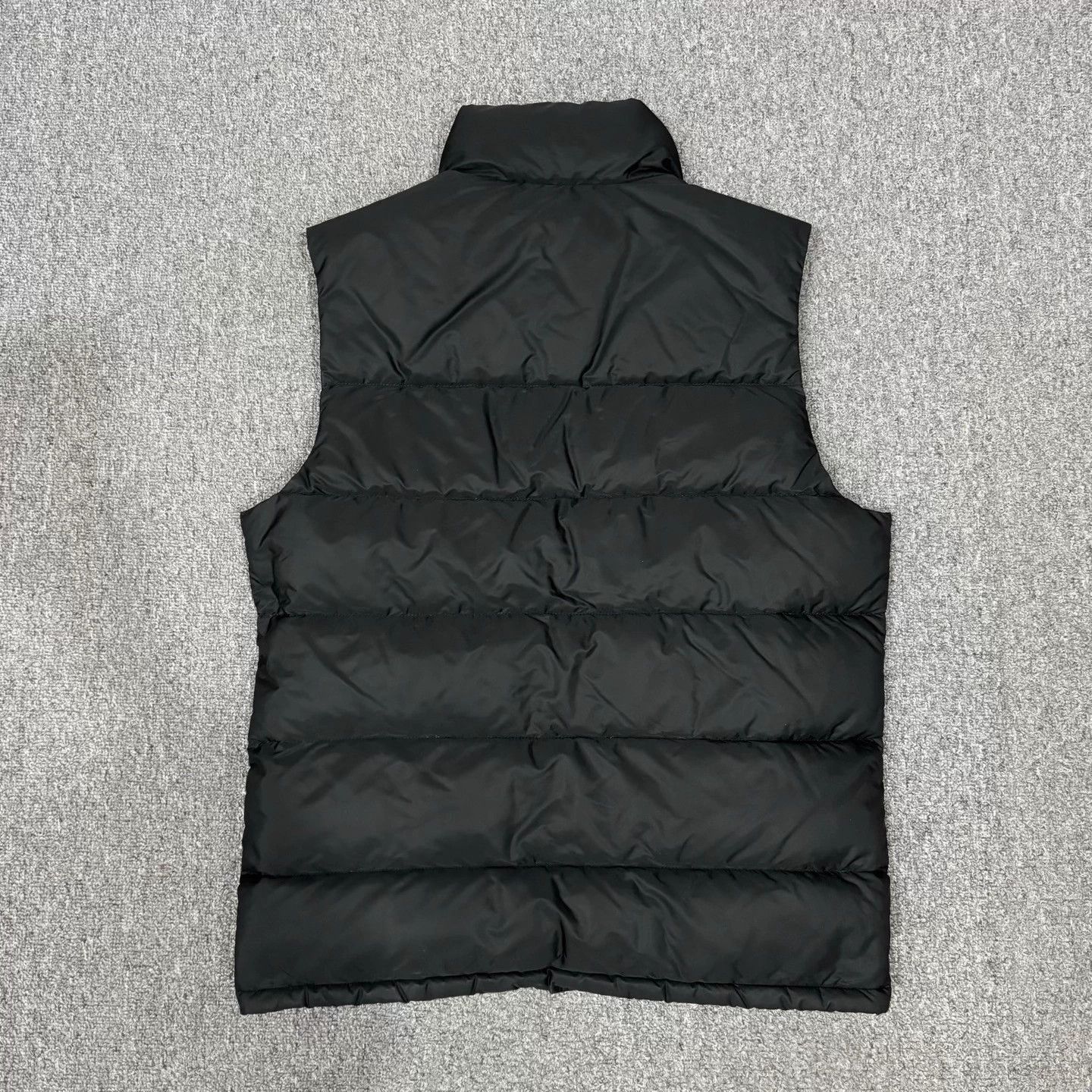 Prada Prada black triangle logo puffer vest 50 mint Size US M / EU 48-50 / 2 - 2 Thumbnail