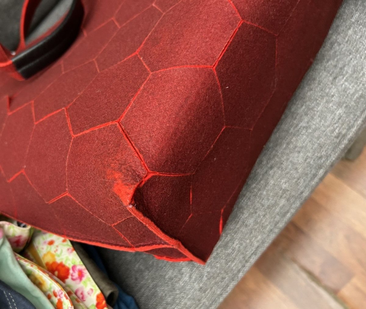 Issey Miyake × Japanese Brand × Pleats Please Issey Miyake Pleats Pleats by Issey Miyake Quilted Felt Tote Bag In Red Size ONE SIZE - 14 Thumbnail