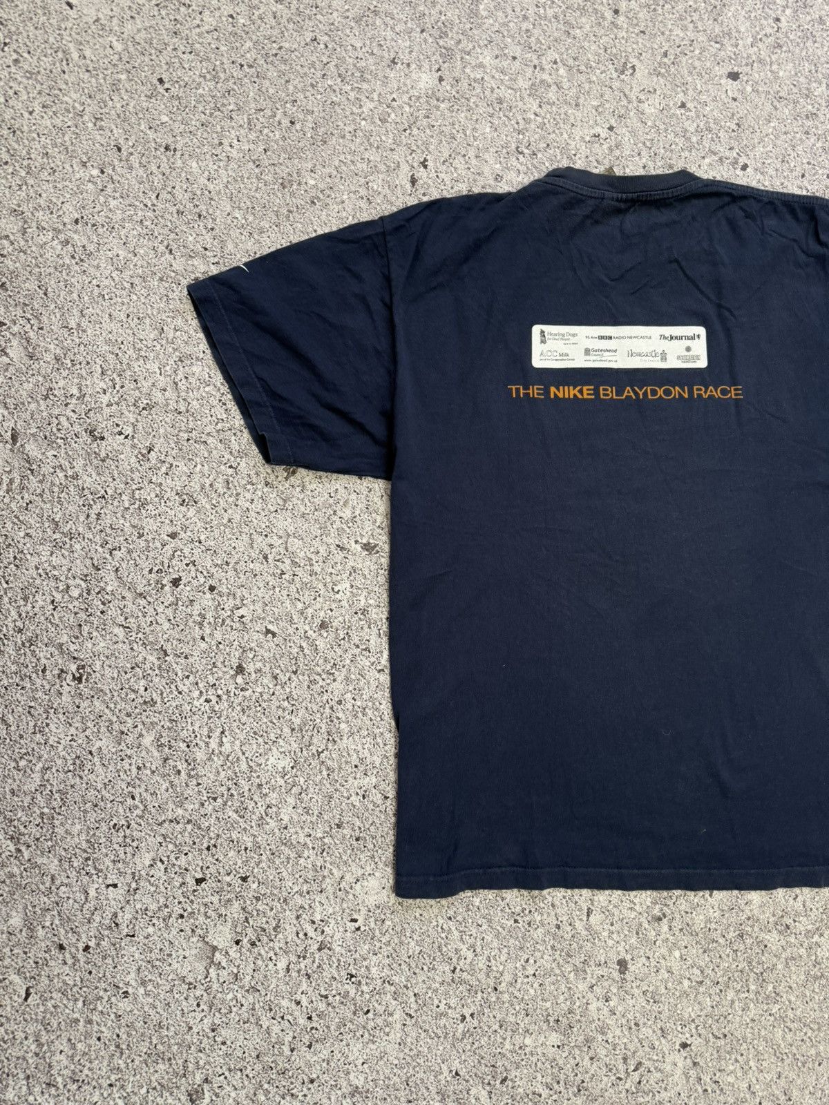 Nike × Vintage Vintage 2003 Nike Gannin Alang The Scotswood Road T-shirt Size US XL / EU 56 / 4 - 7 Thumbnail