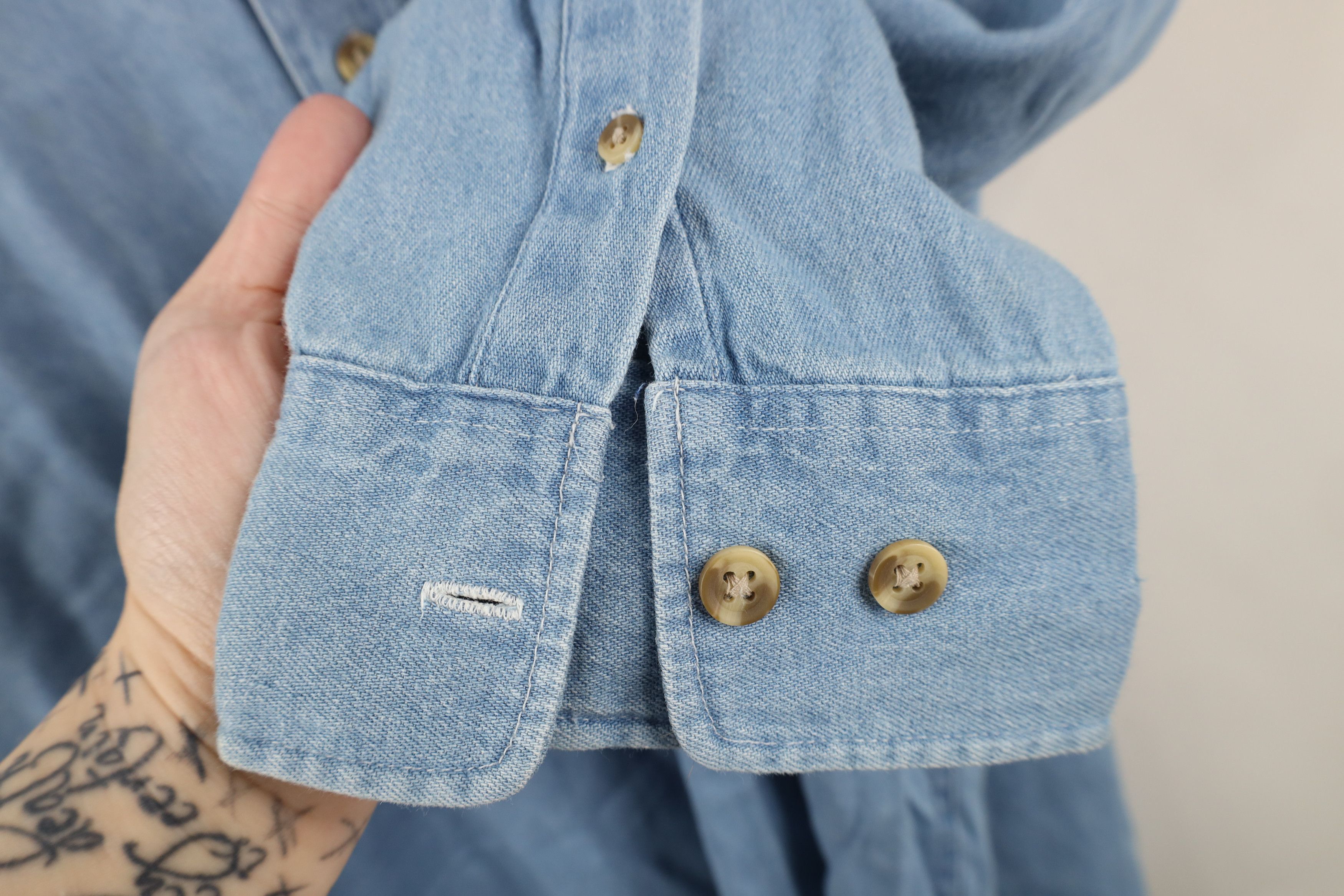 Vintage Vintage 90s Spell University of Michigan Denim Button Shirt Size US L / EU 52-54 / 3 - 9 Thumbnail