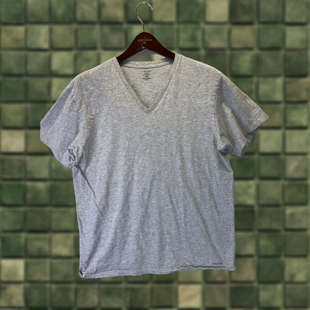 Calvin Klein Calvin Klein Men’s L Gray V-Neck Short Sleeve T-Shirt 3178, CK, Regular, Solid, Pre Owned, Size L, Men, Gray, T-Shirt Size US L / EU 52-54 / 3 - 1 Thumbnail