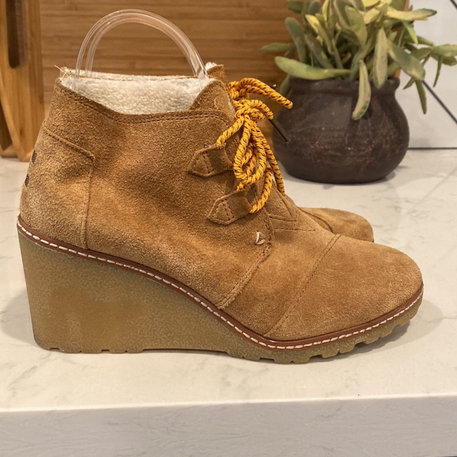 Toms Toms Kala Wedge Desert Booties suede Sherpa lined size 7 Size US 7 / IT 37 - 3 Thumbnail