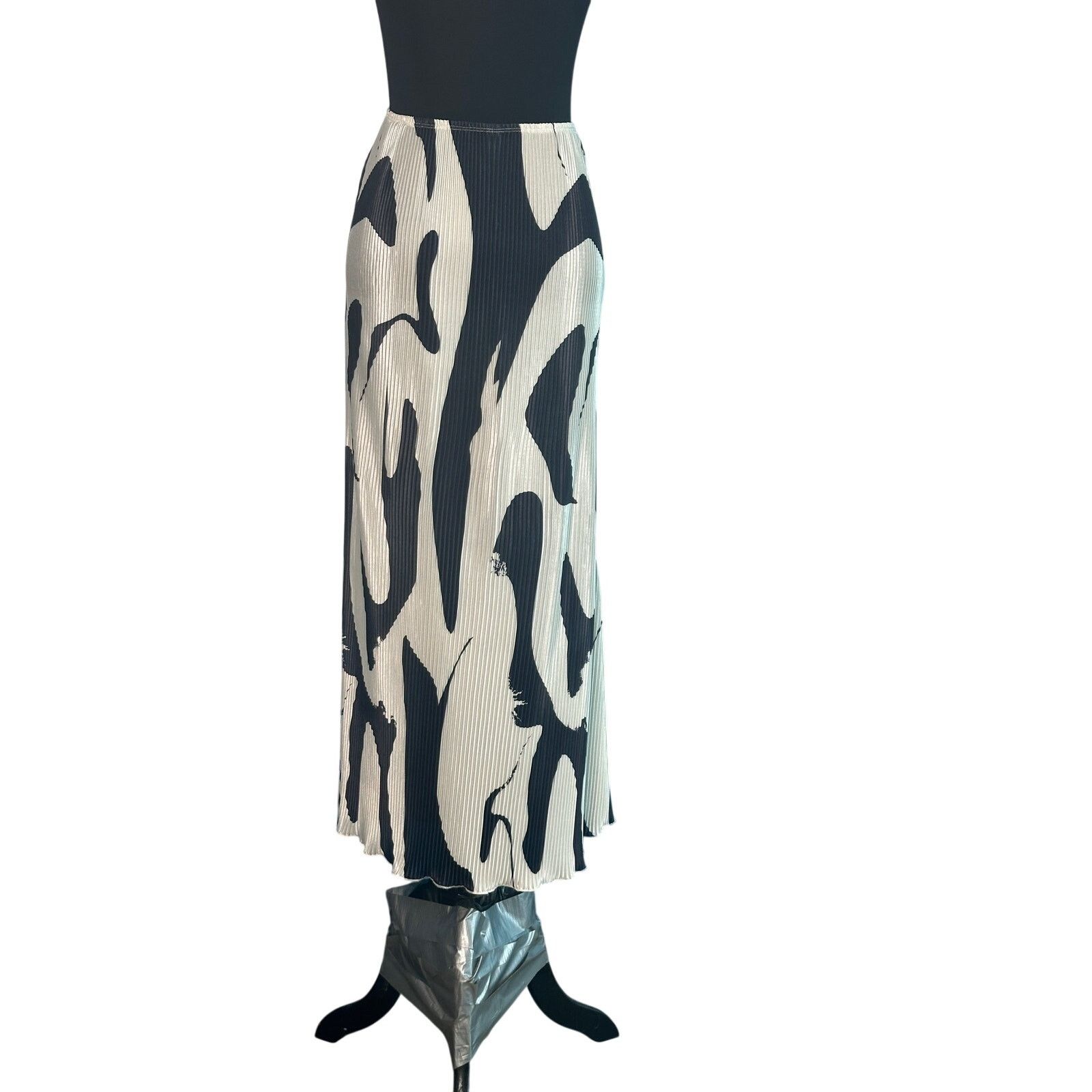 Shein Shein white black print pleated pull on maxi skirt size XL Size 34" / US 12 / IT 48 - 11 Thumbnail
