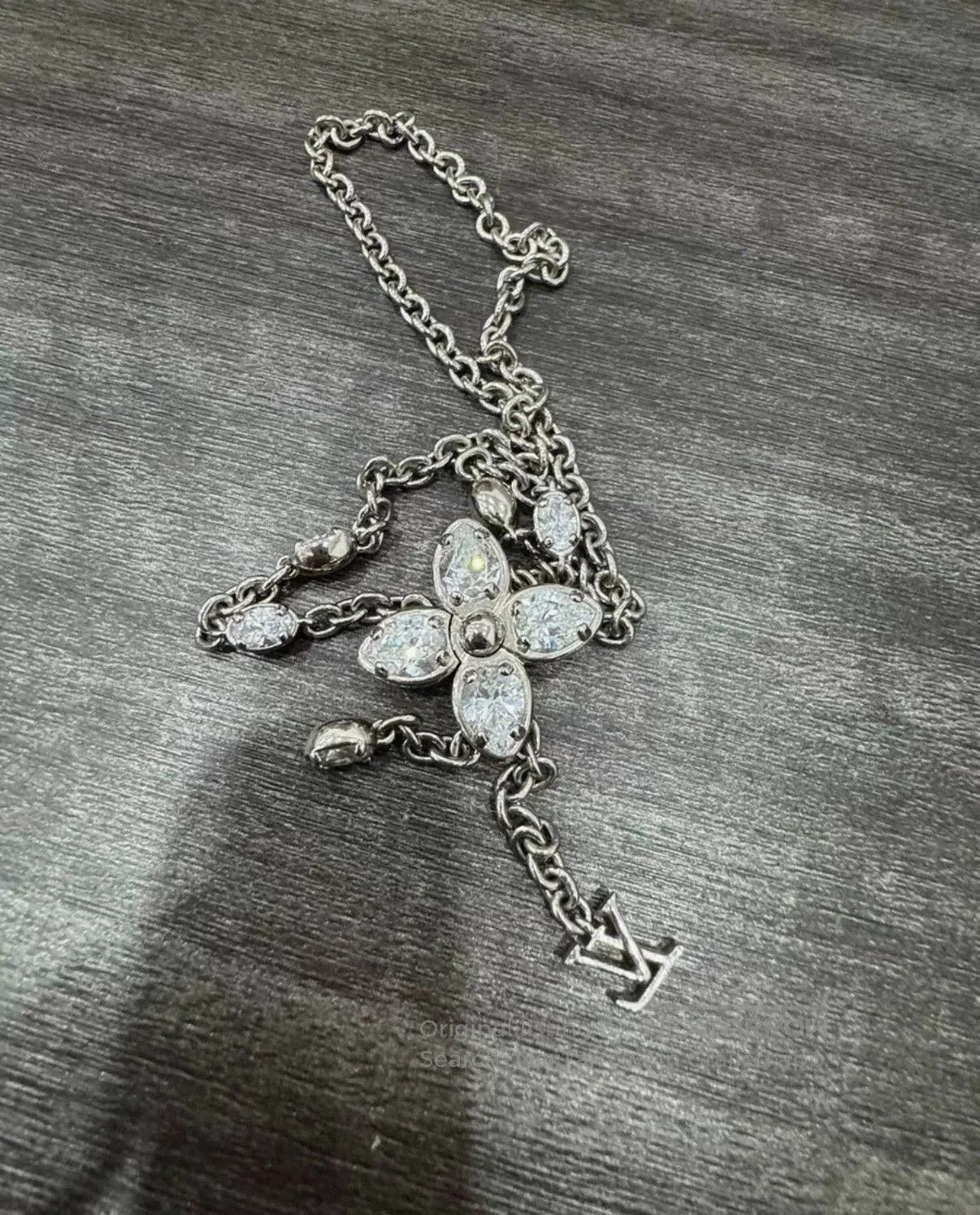 Louis Vuitton LV Flower Pendant Necklace. Size ONE SIZE - 1 Thumbnail