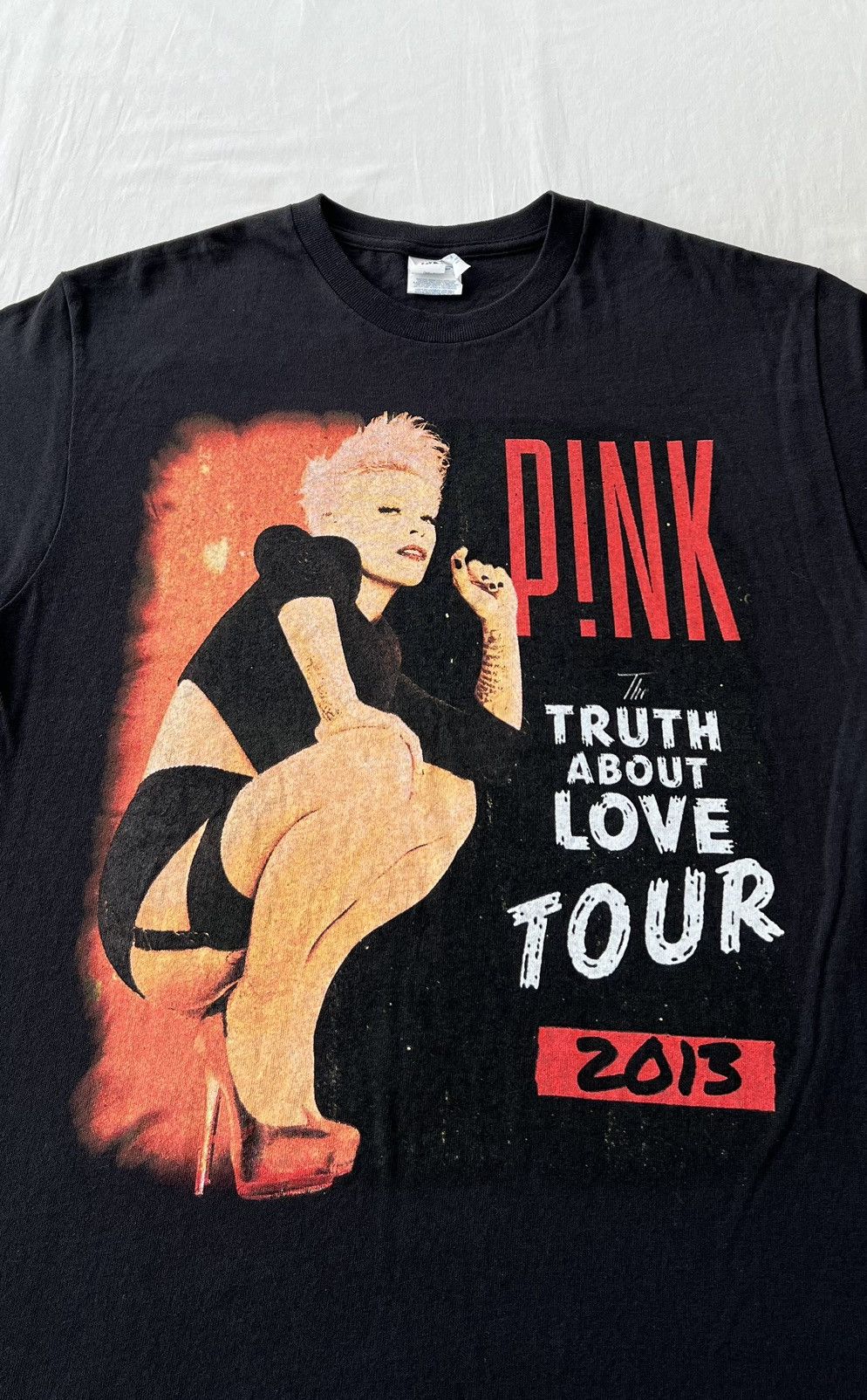 Band Tees Vintage 2013 Pink The Truth About Love Tour Black T-shirt Size US M / EU 48-50 / 2 - 5 Thumbnail