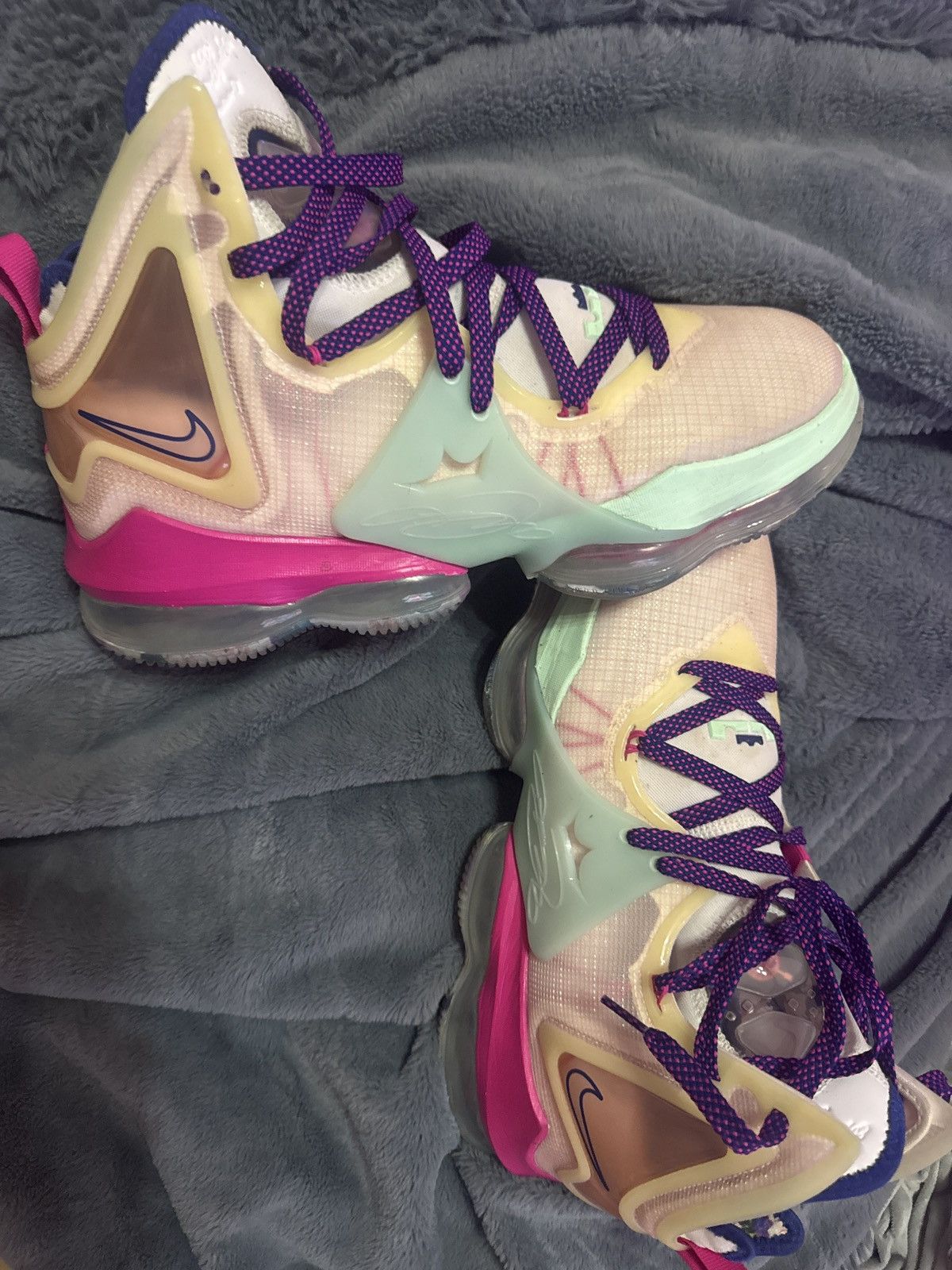 Nike Nike LeBron XIX Vanentines limited edition Size US 12 / EU 45 - 9 Thumbnail