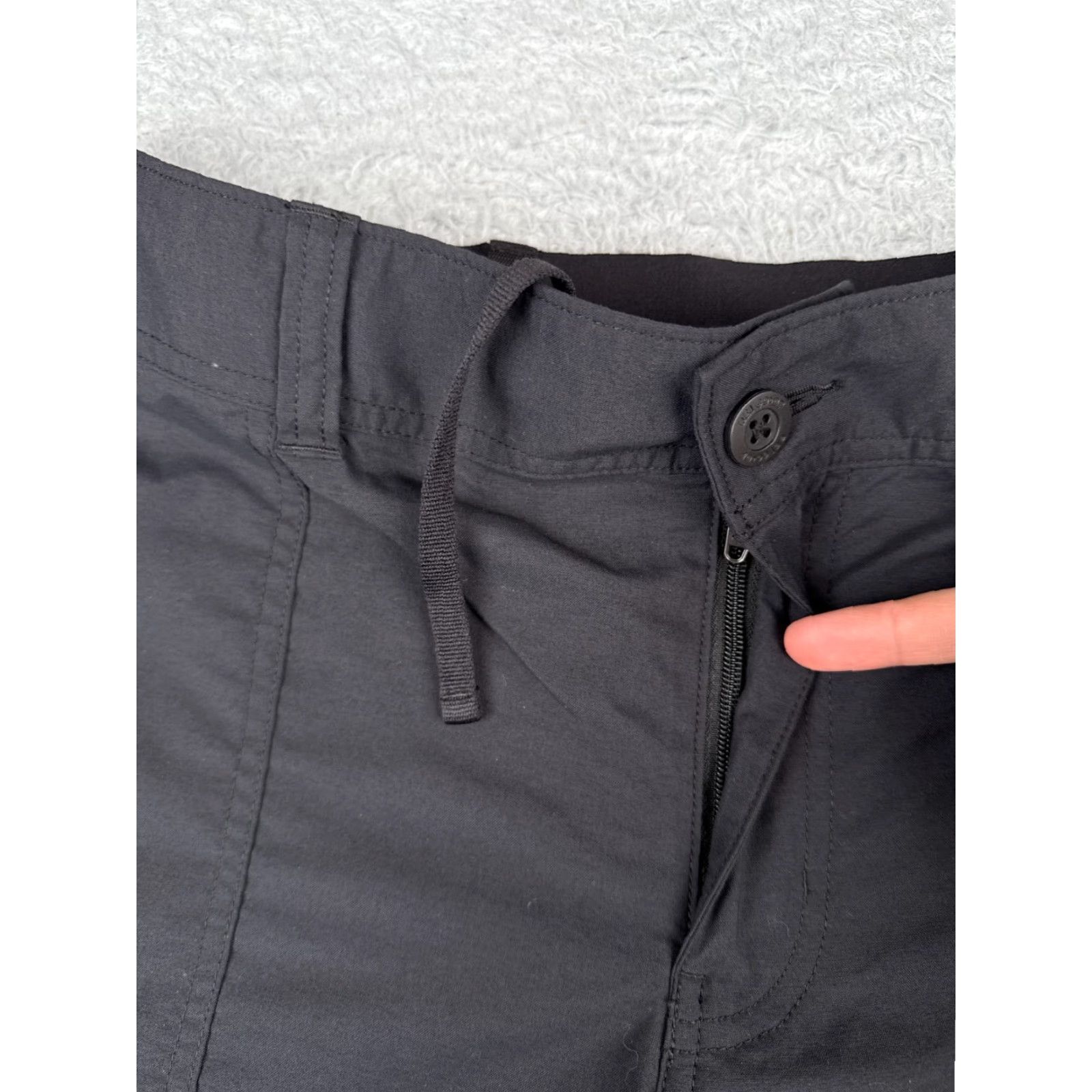 Vintage REI Women Shorts Cargo 14 Black Nylon Blend Pockets Hiking Camp Casual 32x9 Adult Women 14 Black REI Shorts Size 36" / US 14 / IT 50 - 6 Thumbnail