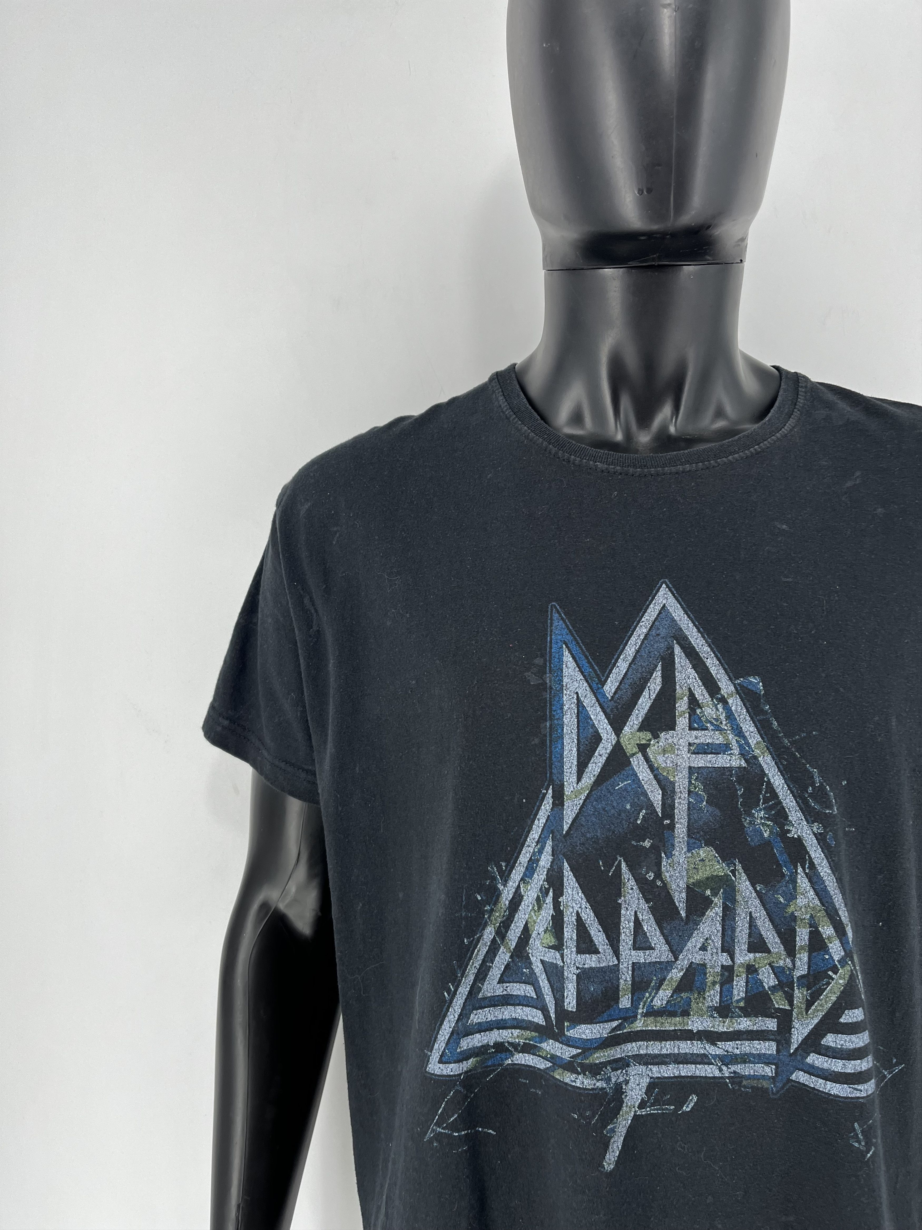 Band Tees Vintage Y2K Def Leppard Band Tee Size L Size US L / EU 52-54 / 3 - 6 Thumbnail