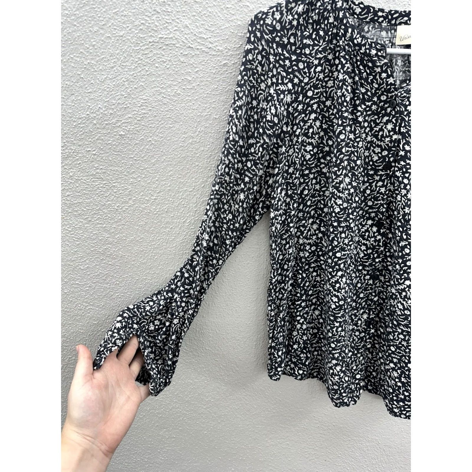 Vintage VINTAGE? No — Universal Thread Black Floral Button-Up Long Sleeve Blouse XS Women’s Shirt Size XS / US 0-2 / IT 36-38 - 2 Thumbnail