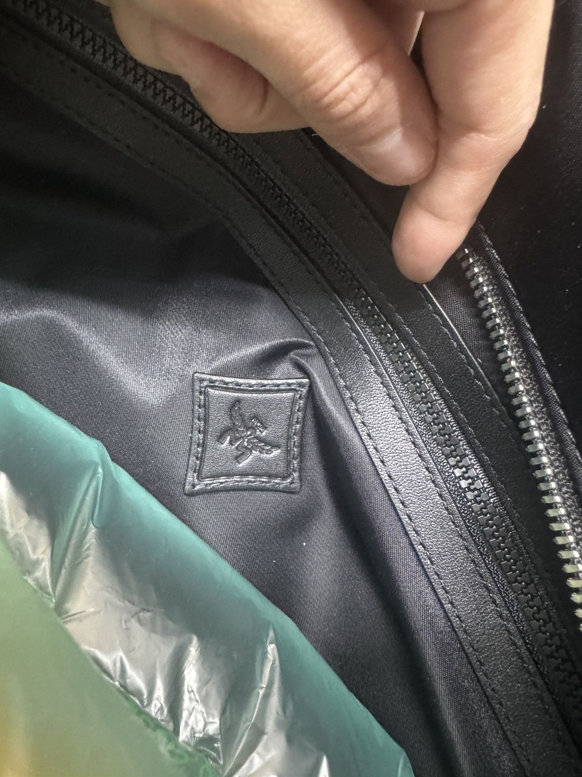 MCM Mcm Black Embroidered Logo Tote Zip Closure Shoulder Strap Size ONE SIZE - 13 Thumbnail