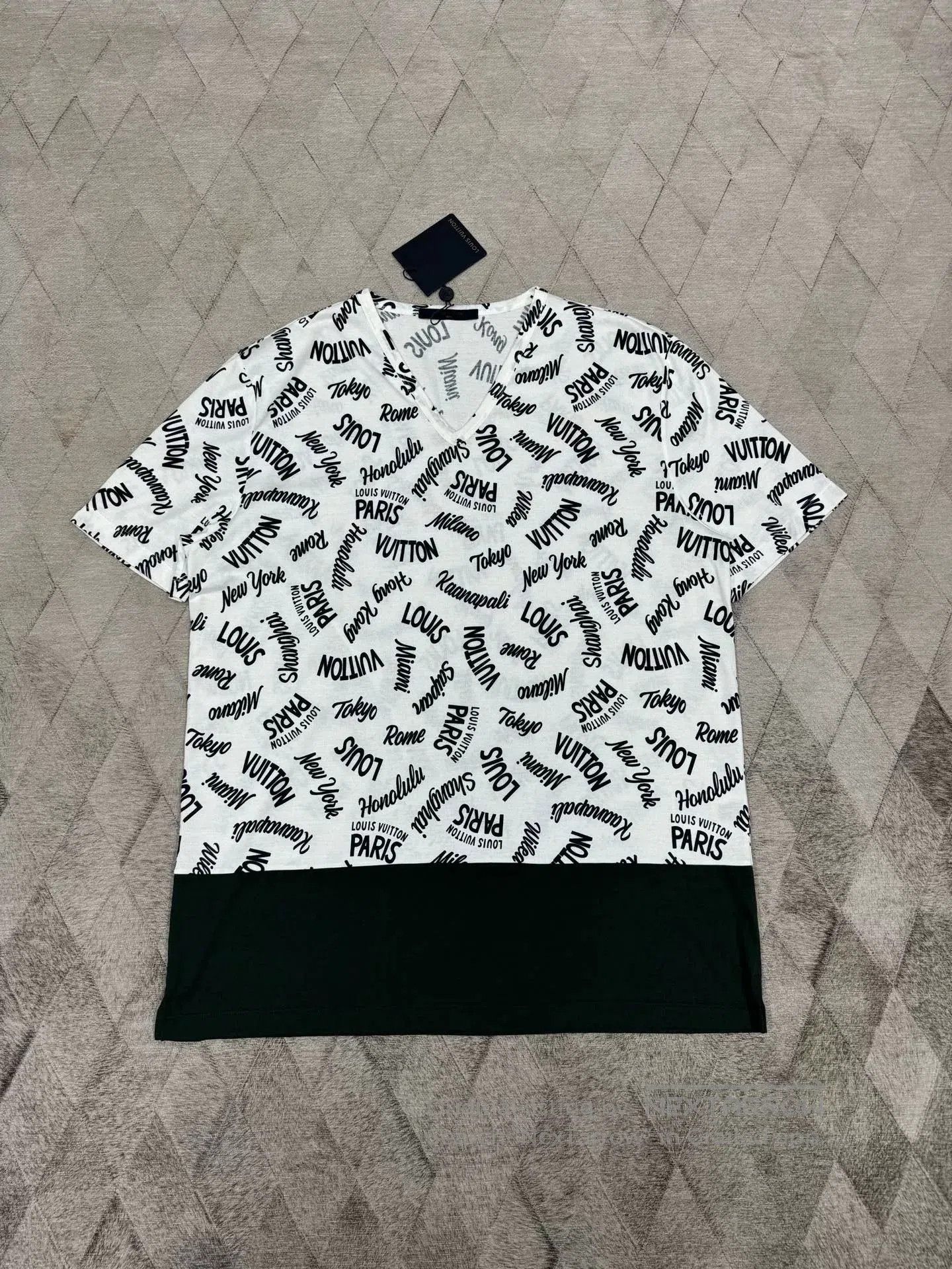 Louis Vuitton LV Logo Short-Sleeve T-Shirt XL. Size US XL / EU 56 / 4 - 1 Thumbnail