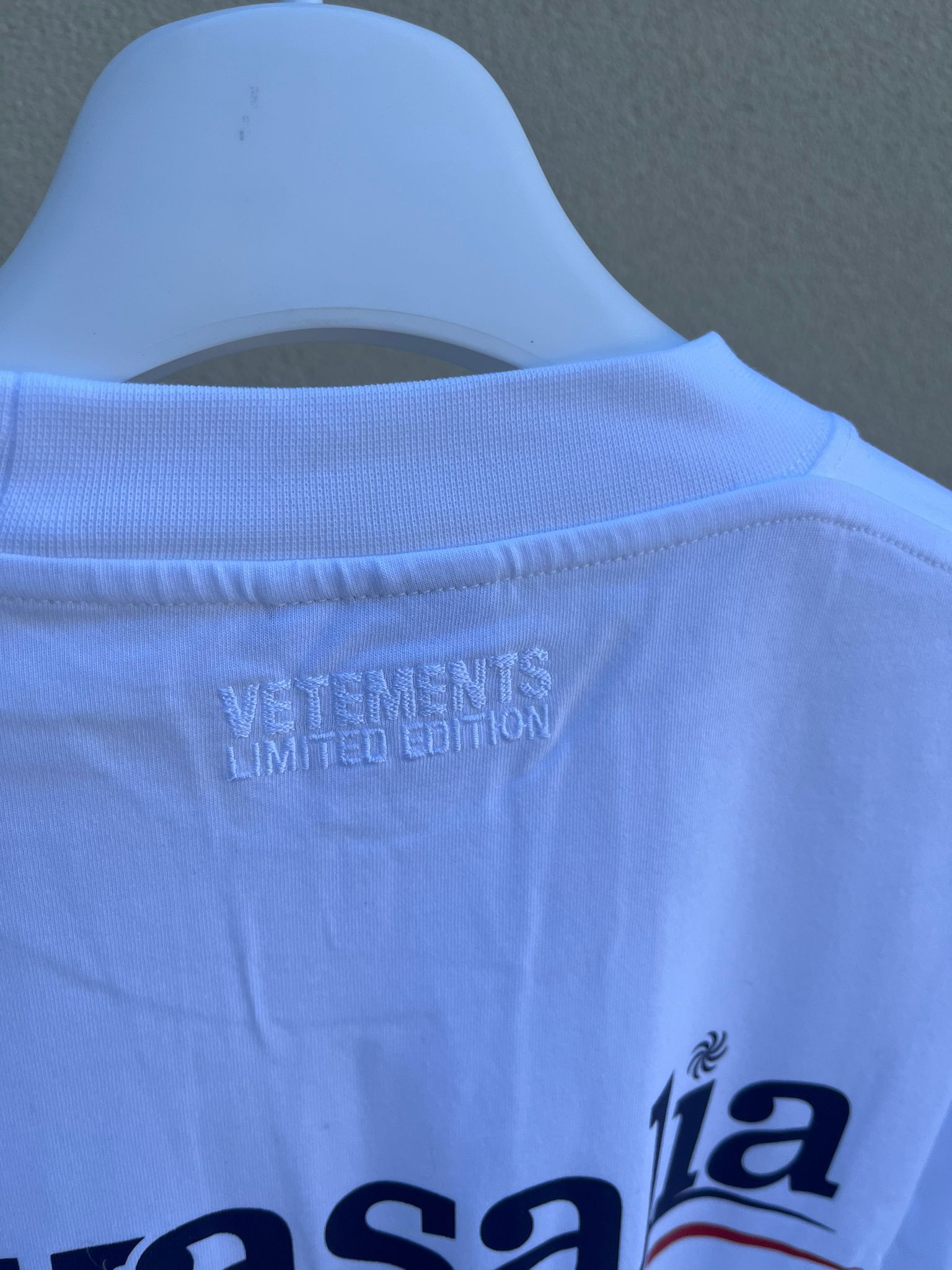 Vetements Gvasalia For Vetements Logo T-Shirt in White Size US M / EU 48-50 / 2 - 7 Thumbnail