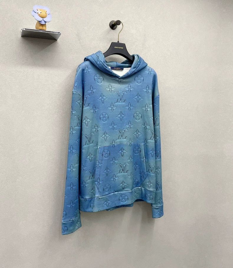 Louis Vuitton Louis Vuitton Blue gradient full-print logo sweatshirt Size US M / EU 48-50 / 2 - 3 Thumbnail