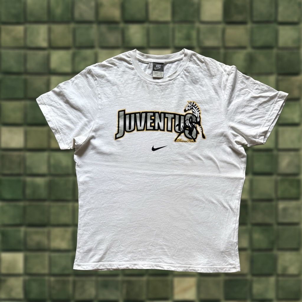 Nike VINTAGE Nike Graphic Tee Juventus White L Mens 2008-09 Zebra Merchandise Shirt T-Shirt Nike Mens L White 2008-09 Zebra Size US L / EU 52-54 / 3 - 1 Thumbnail