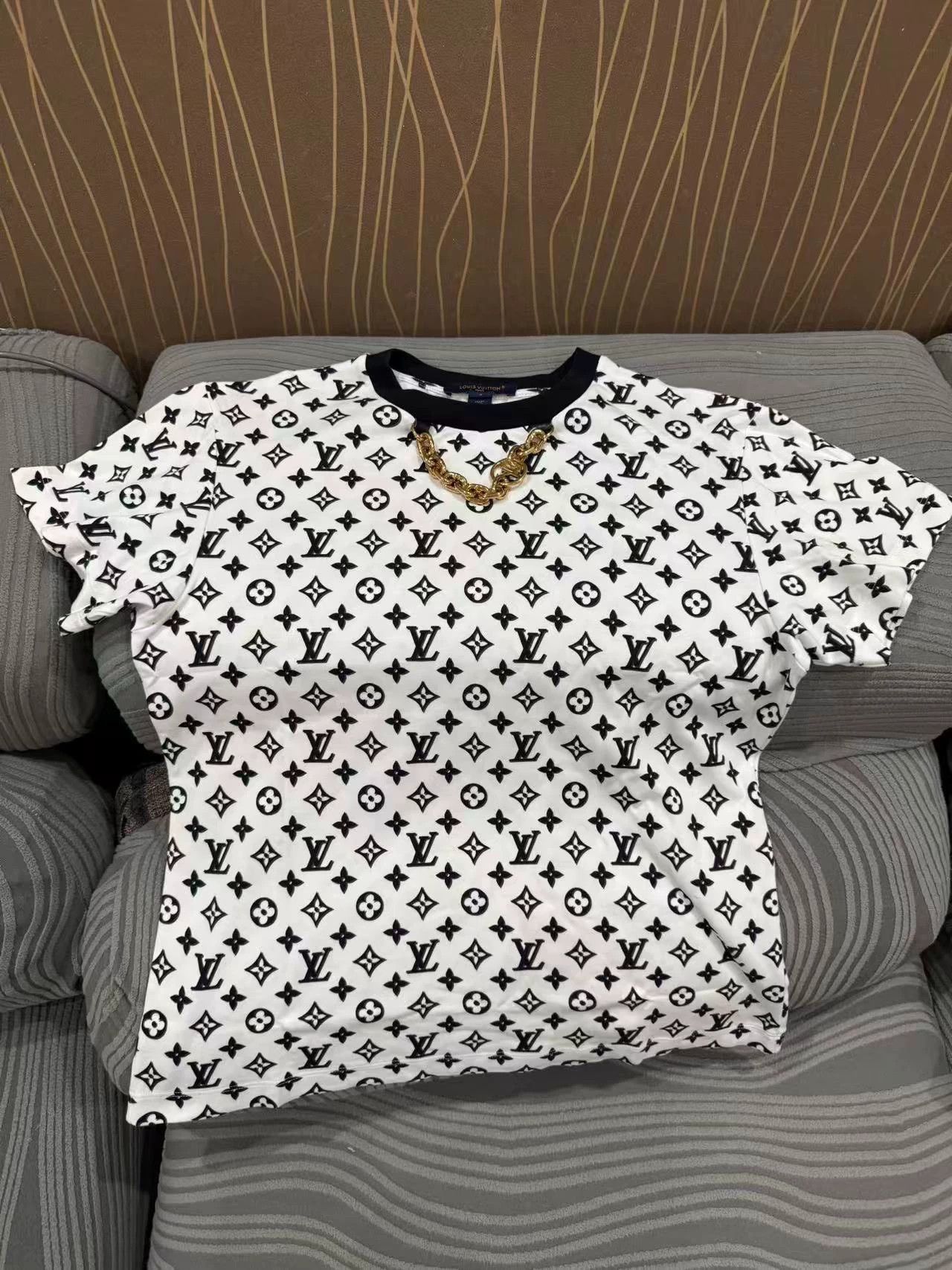 Louis Vuitton LV Short Sleeve Tee 99 New S Size S / US 4 / IT 40 - 1 Thumbnail