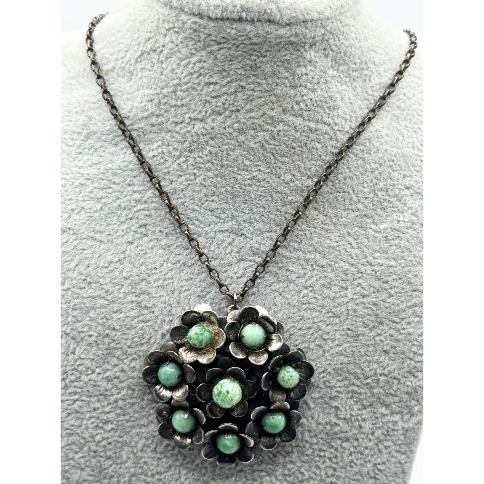 Vintage Vintage green stone flower floral pendant necklace Size ONE SIZE - 1 Thumbnail