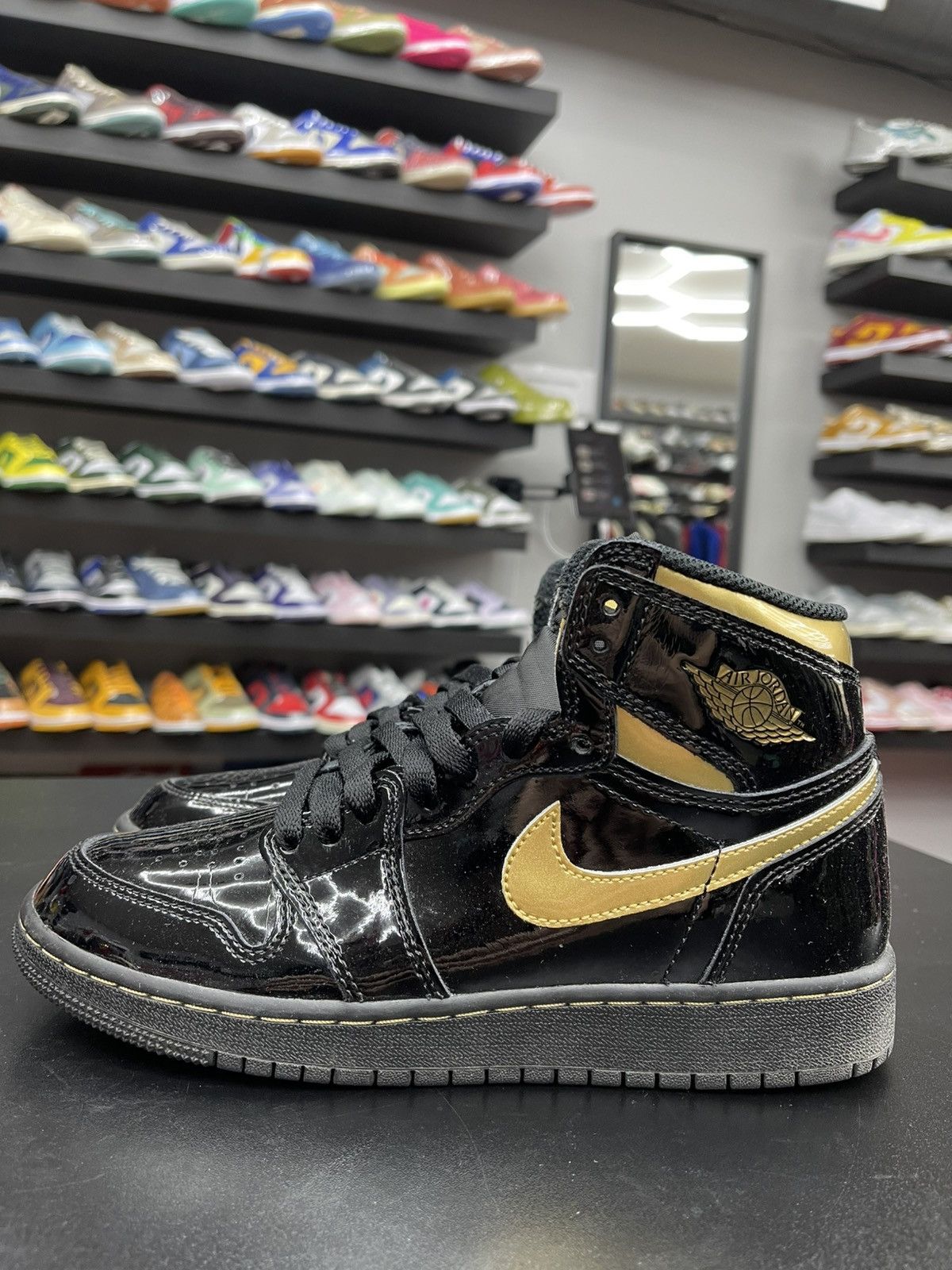 Jordan Brand Size 5y - Jordan 1 Metallic Gold “2020” Very Clean OG All Size US 5 / EU 37 - 1 Thumbnail