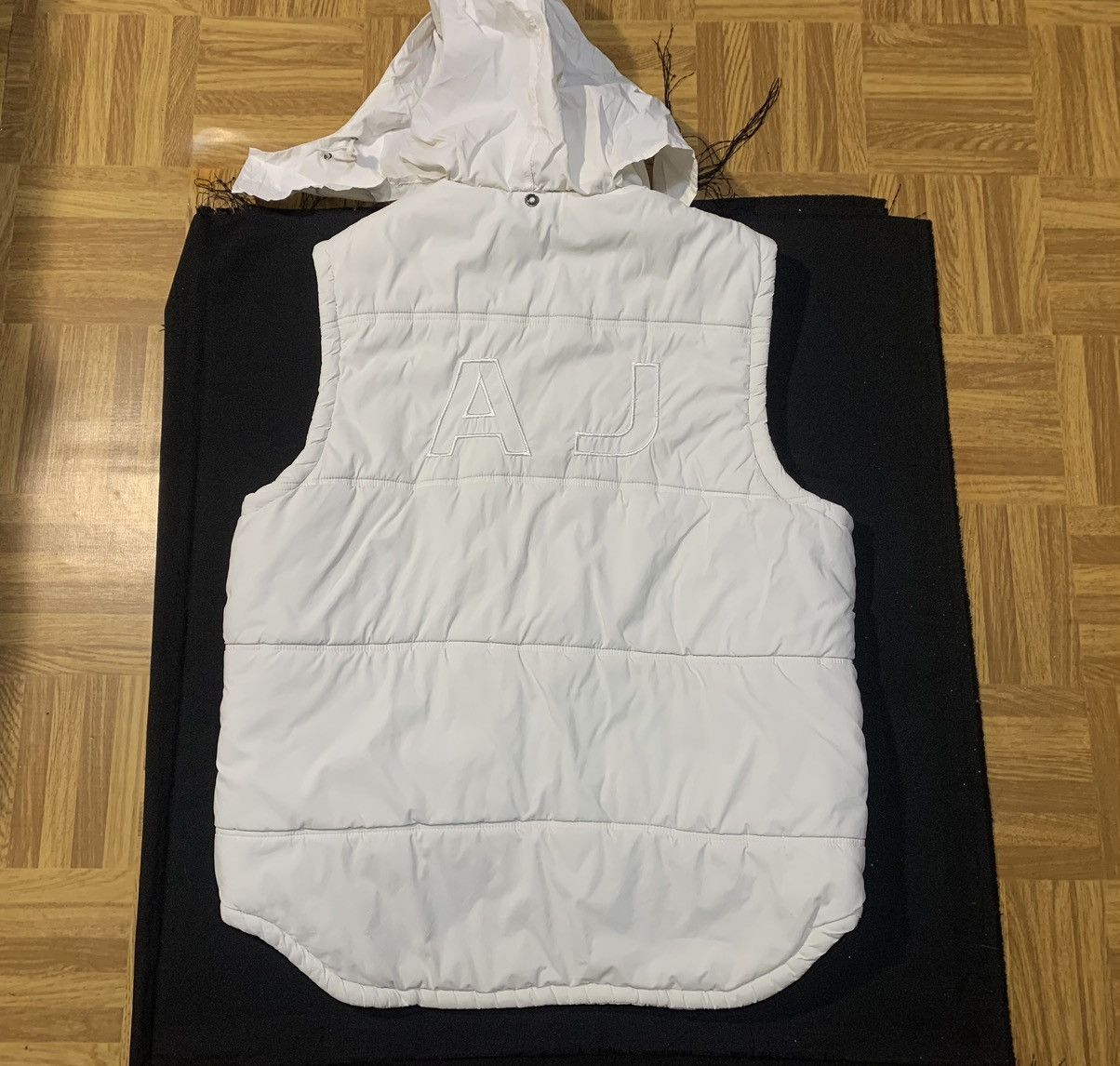 Armani × Giorgio Armani Vintage Armani Jeans Vest Big Back Logo Size L White Size US L / EU 52-54 / 3 - 14 Thumbnail