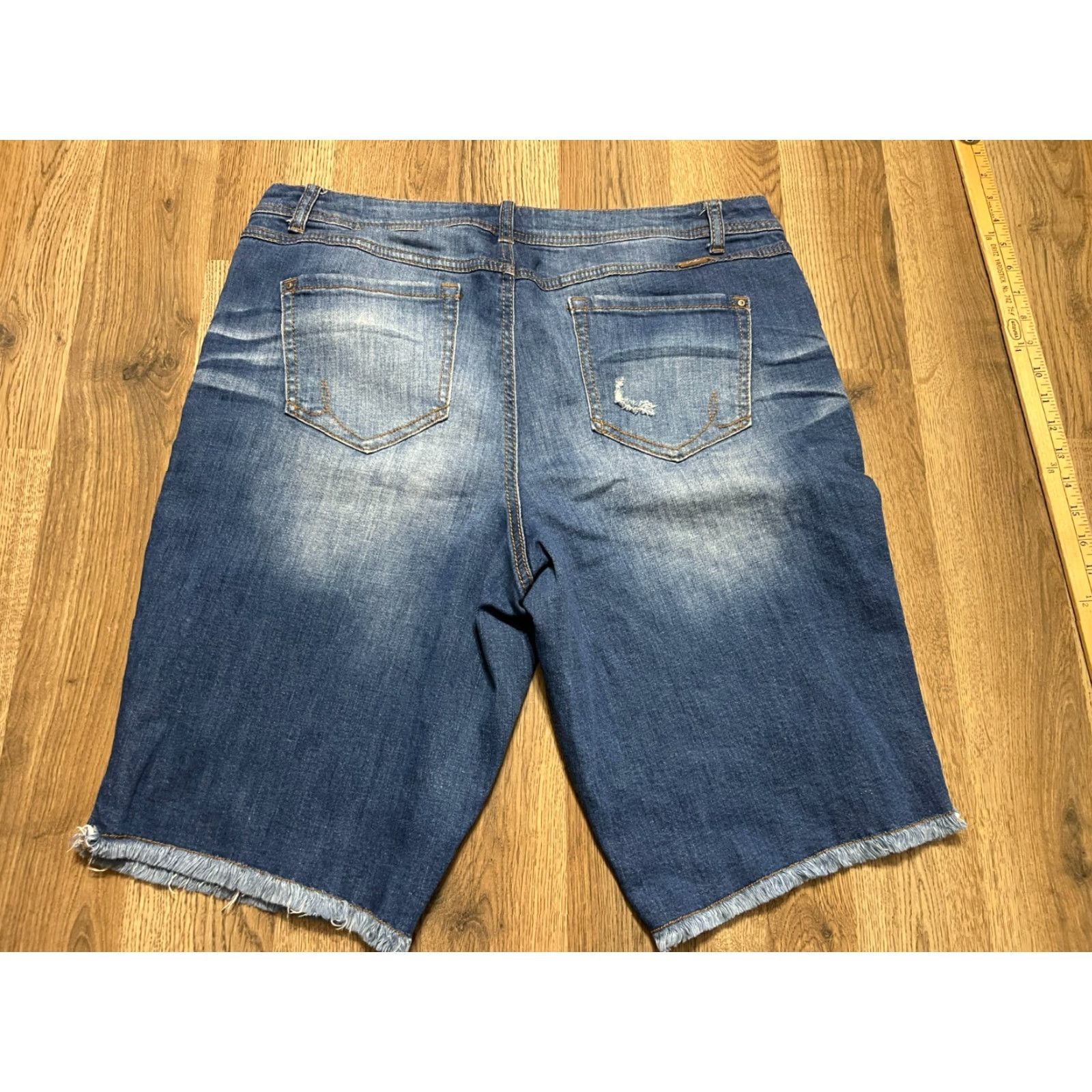 Vintage VINTAGE: INC Denim Shorts Womens Size 16 Blue Denim Cut Off Curvy Fit Regular Inseam 12 in (No, not vintage) Size 38" / US 16 / IT 52 - 2 Thumbnail