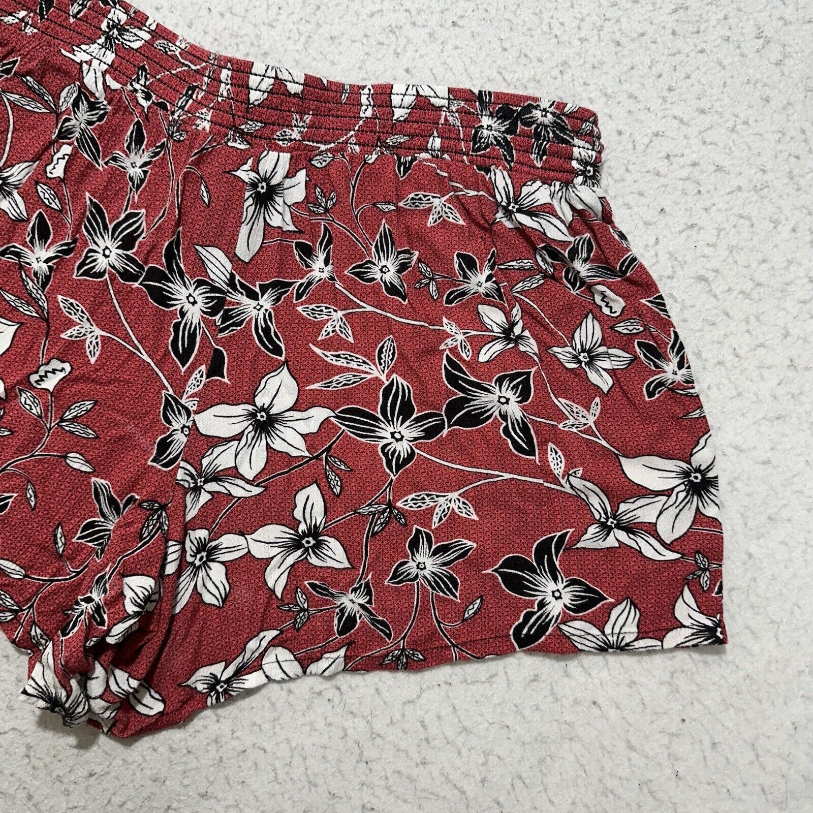 Apt. 9 Apt. 9 Large Floral Pink Black Elastic Waist Shorts Size 34" / US 12 / IT 48 - 9 Thumbnail