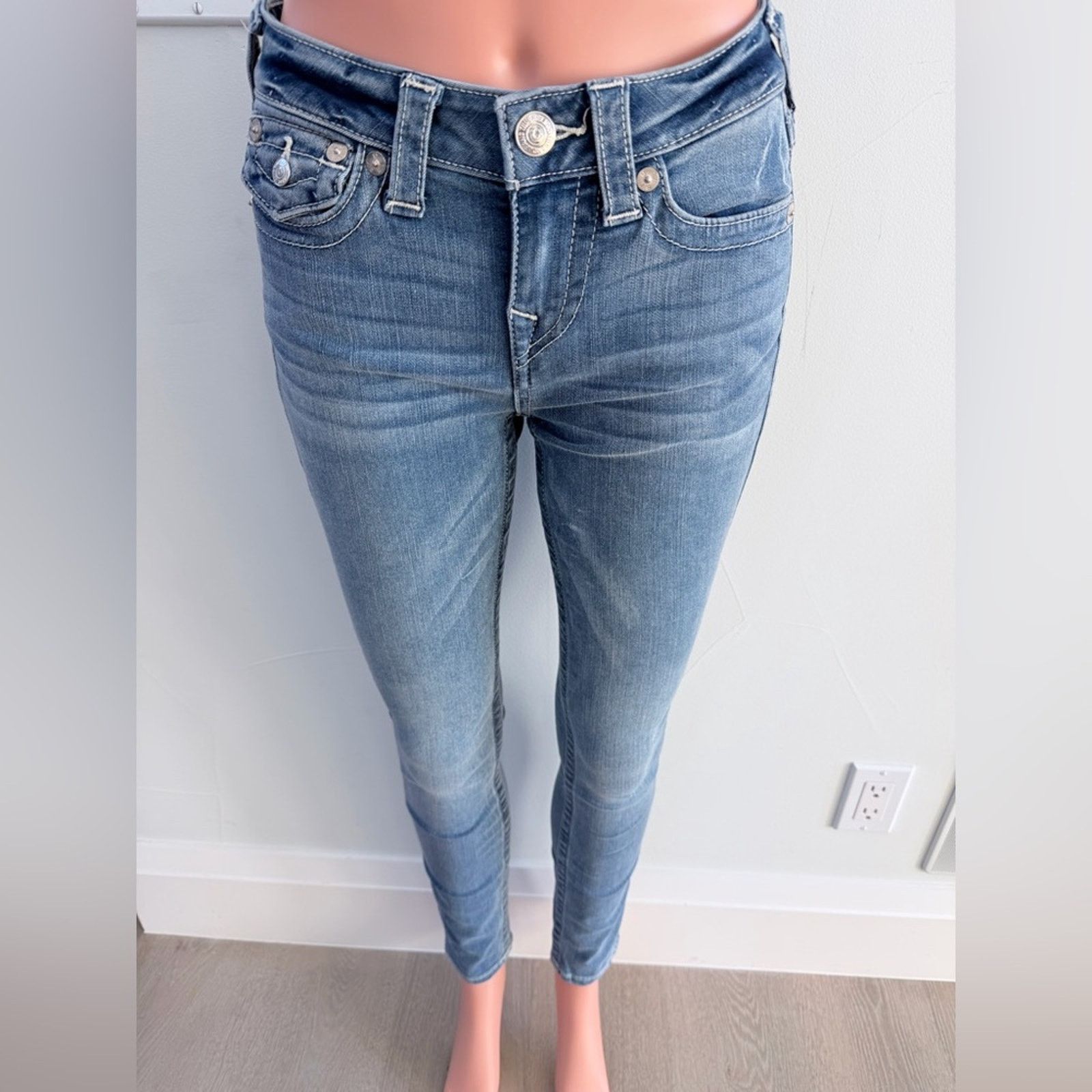 True Religion True Religion Halle Super T in a Medium Wash Jeans size 25 Size 25" / US 0 / IT 36 - 4 Thumbnail