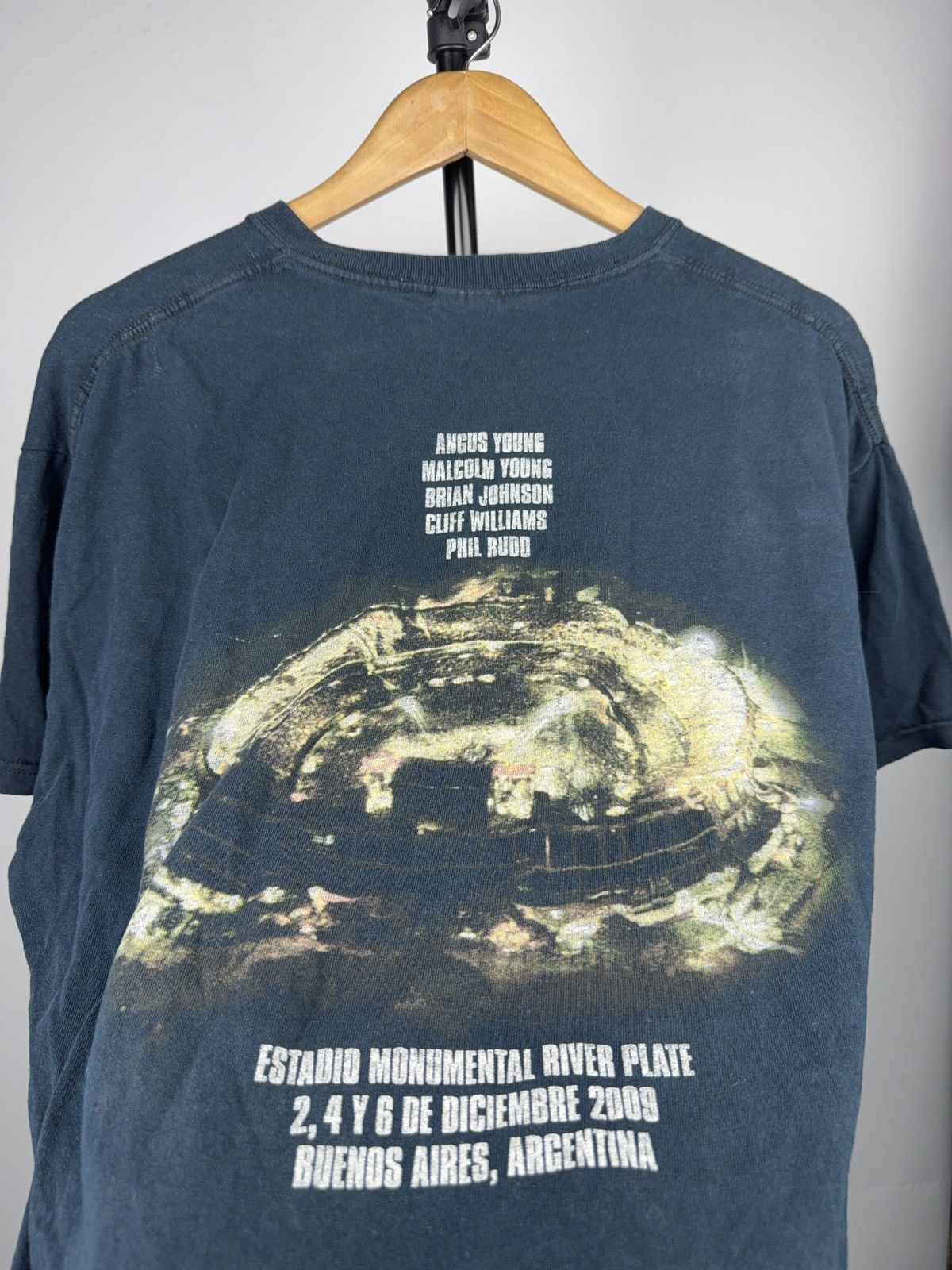 AC/DC 00s AC/DC Buenos Aires 2009 Tour Rock Band T-Shirt Gildan Size US L / EU 52-54 / 3 - 15 Thumbnail