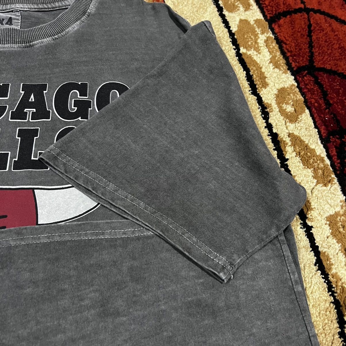 NFL Vintage Thrashed Faded Chicago Bulls Erd Grunge T Shirt Size US XL / EU 56 / 4 - 6 Thumbnail