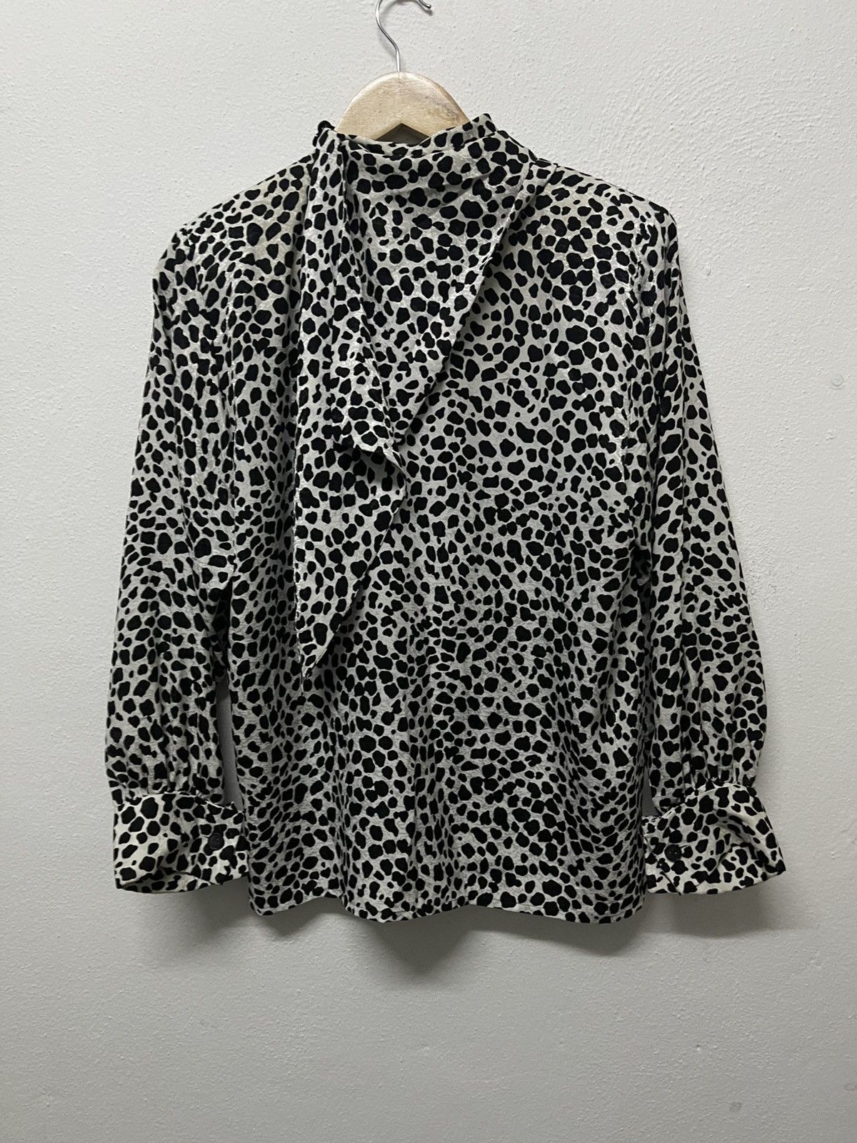 Yves Saint Laurent 1990s YVES SAINT LAURENT CHEMISIERS WHITE LEOPARD BUTTON UP Size M / US 6-8 / IT 42-44 - 2 Thumbnail