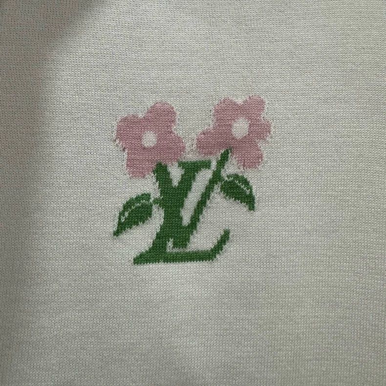 Louis Vuitton Louis Vuitton Chest flower letter logo white knitted short Size US L / EU 52-54 / 3 - 4 Thumbnail