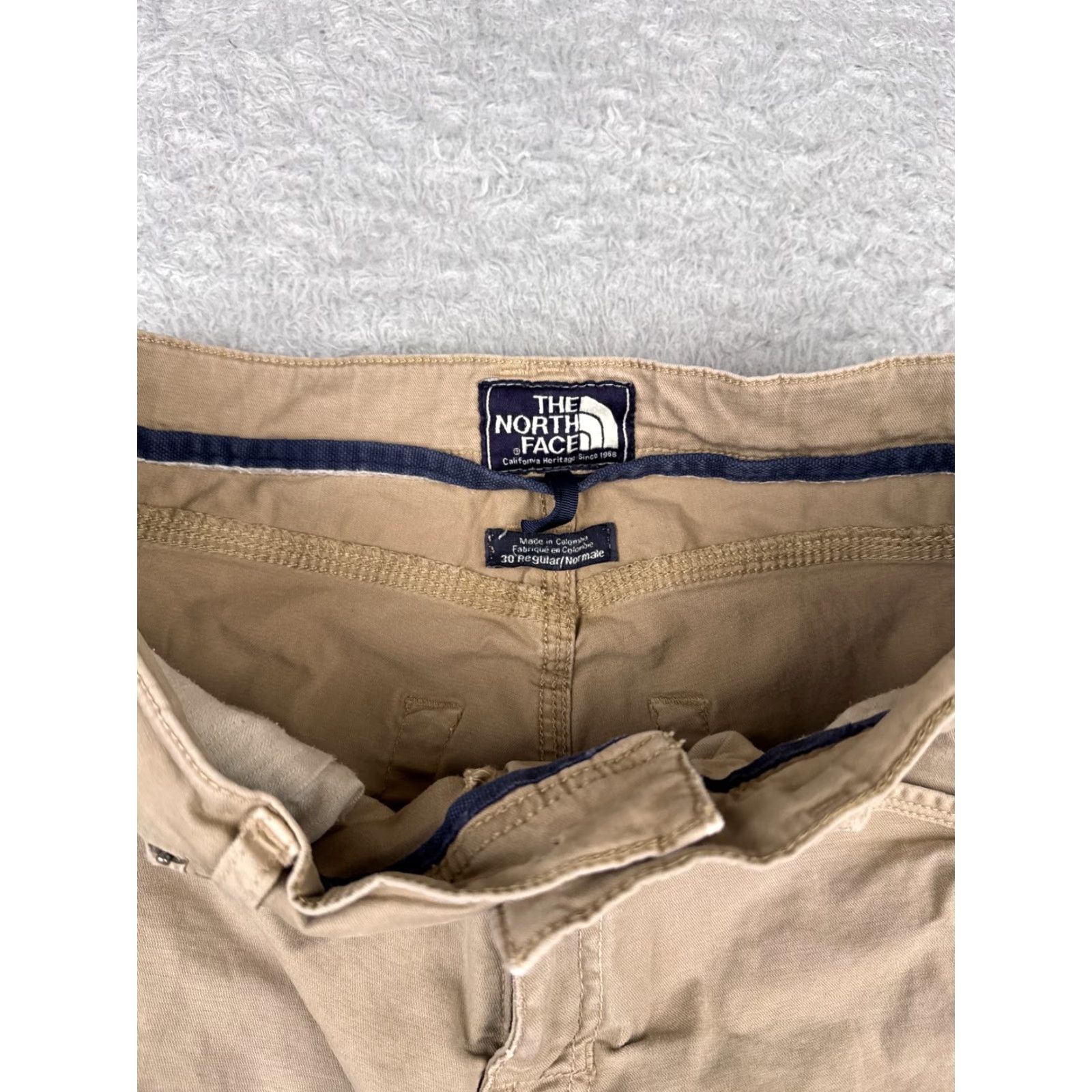 The North Face VINTAGE The North Face Shorts Mens Regular 30 Beige Cotton Twill 8 Inseam Casual Shell Logo Adjustable Waist Mens Size US 30 / EU 46 - 6 Thumbnail