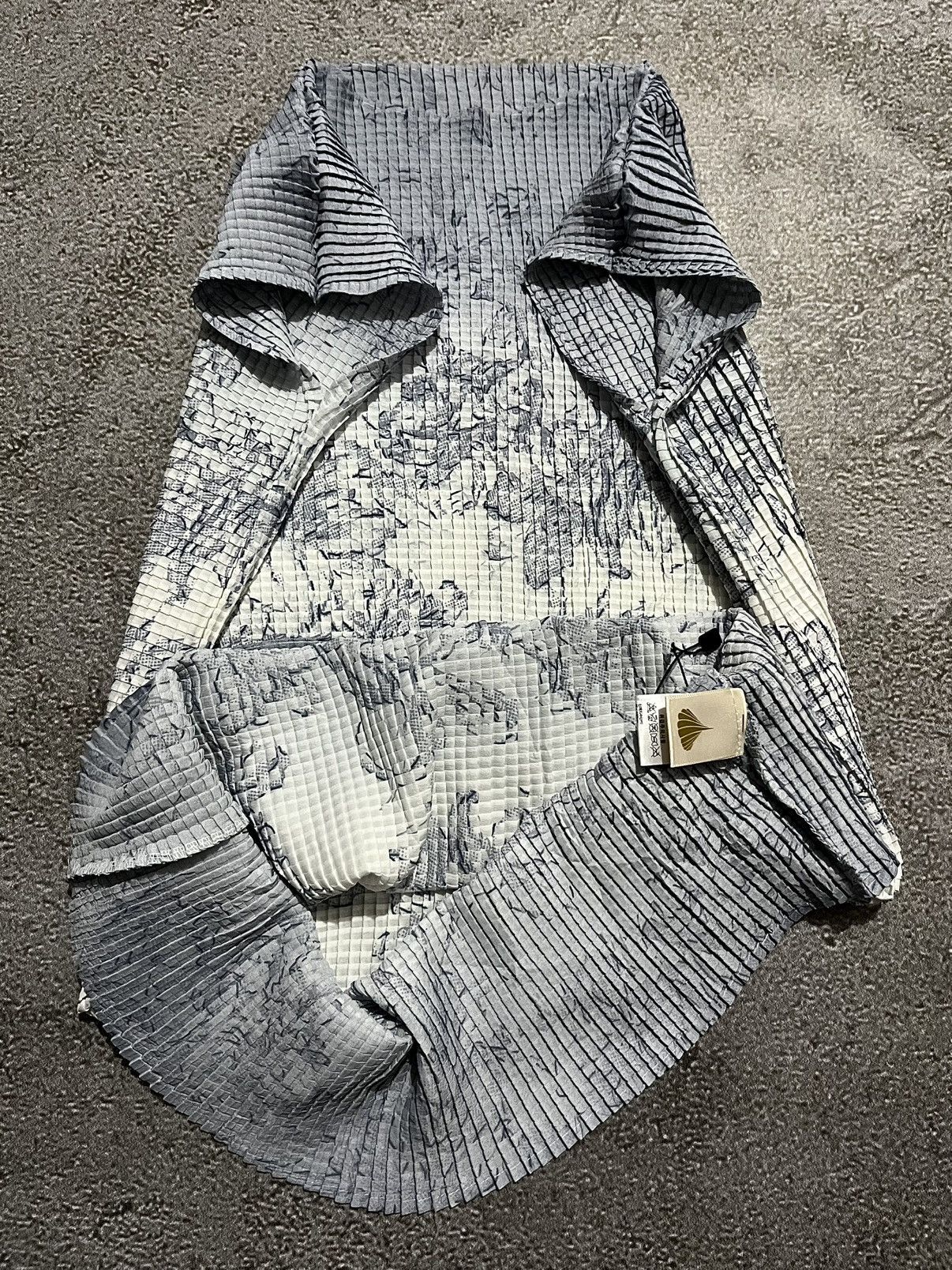 Issey Miyake 2015 Pleatsme By Issey Miyake tee Size ONE SIZE - 8 Thumbnail