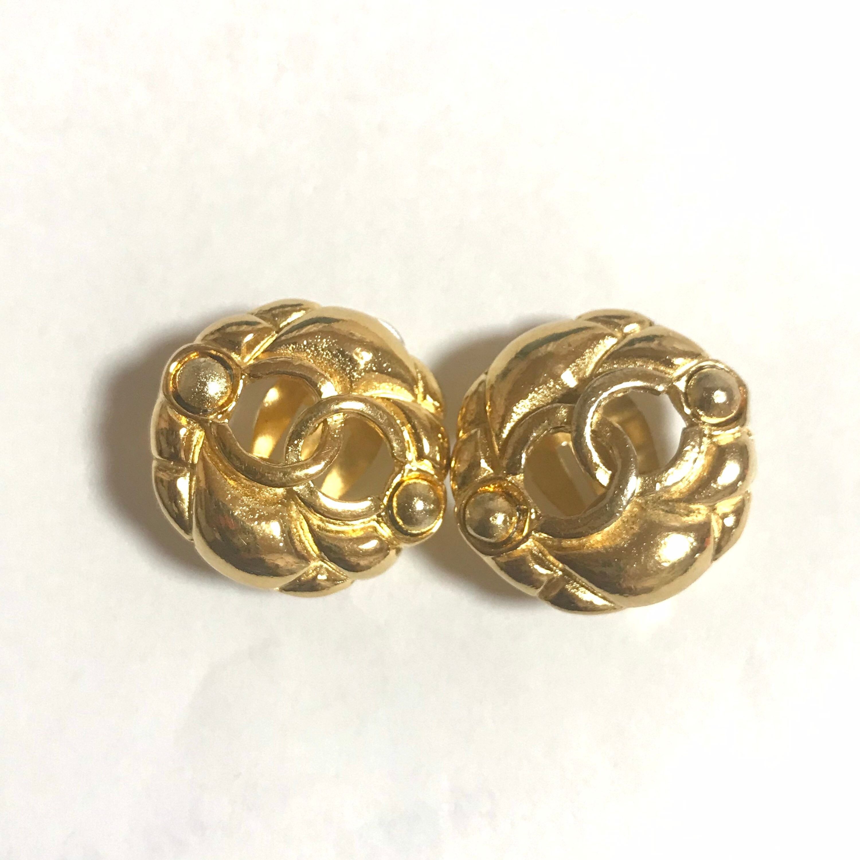 Chanel Vintage CHANEL gold tone round earrings with CC mark. Classi Size ONE SIZE - 5 Thumbnail