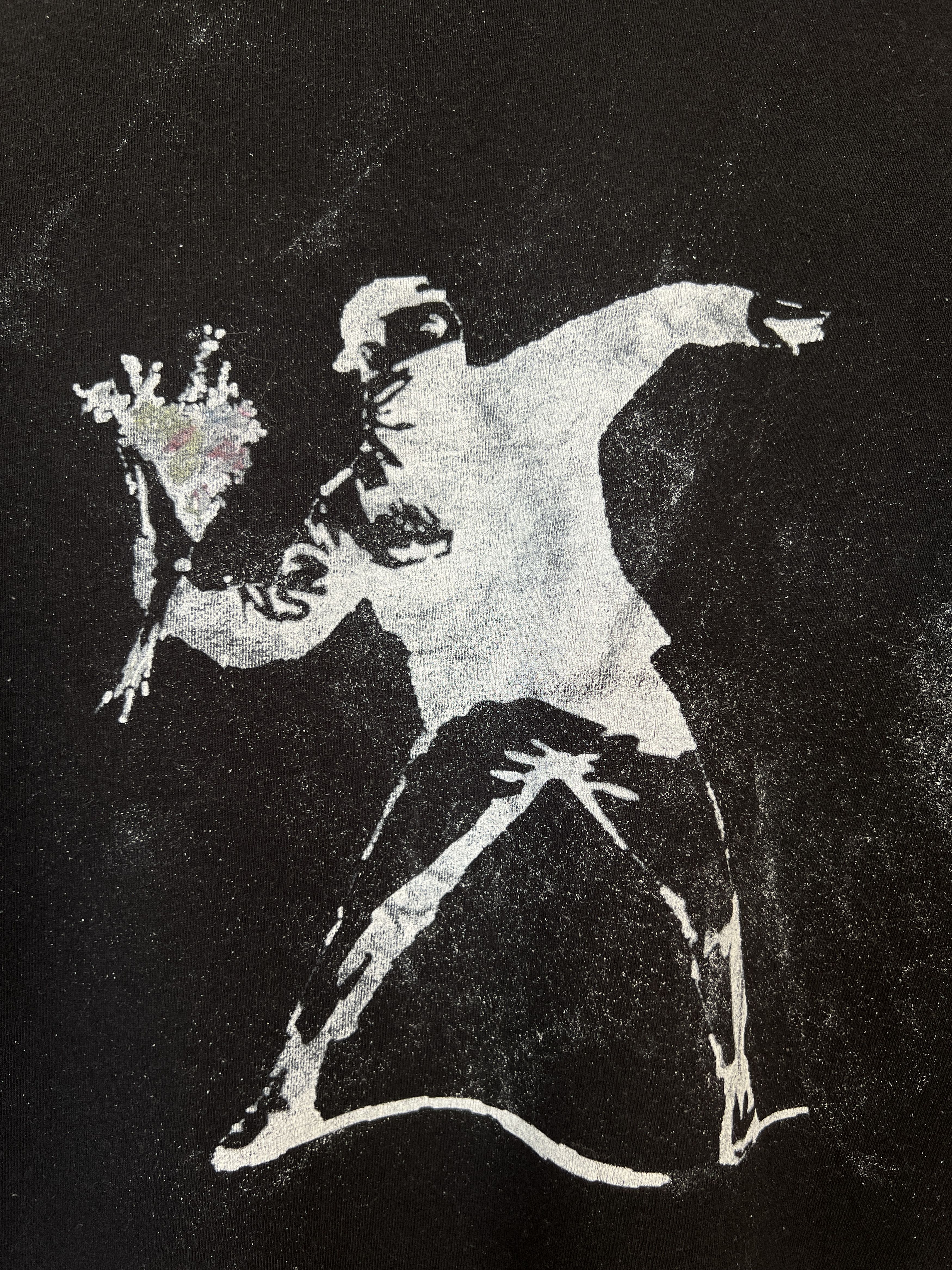 Vintage Vintage 2000s Banksy Flower Thrower Art Graphic T-shirt Size US M / EU 48-50 / 2 - 4 Thumbnail