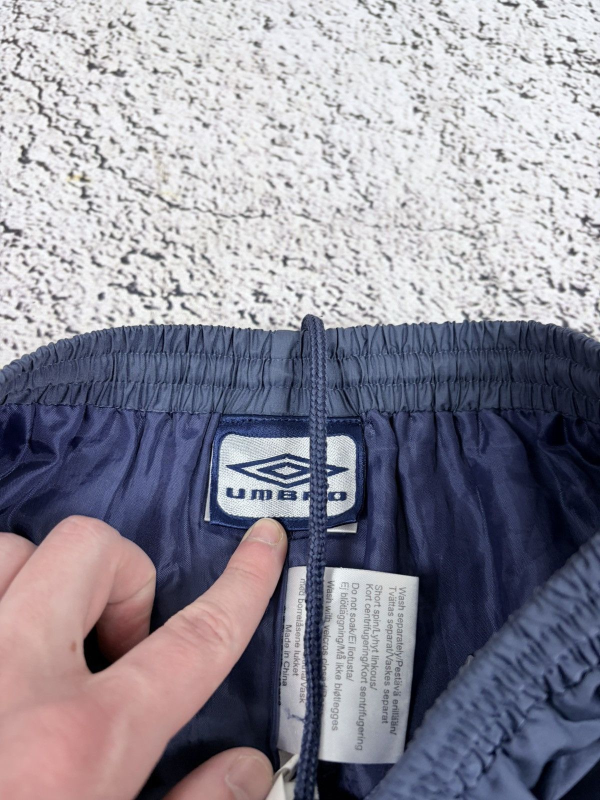 Umbro Vintage Umbro Nylon Track Pants Grey Y2K Blokecore Size US 30 / EU 46 - 4 Thumbnail