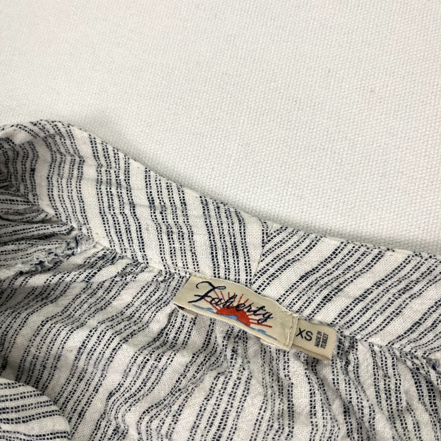 Faherty Faherty Button Up Shirt Womens XS Linen Peasant Striped Casual Sleeve 3/4 White V-Neck Button-Down Casual Shirt Men or Women? Size XS / US 0-2 / IT 36-38 - 2 Thumbnail