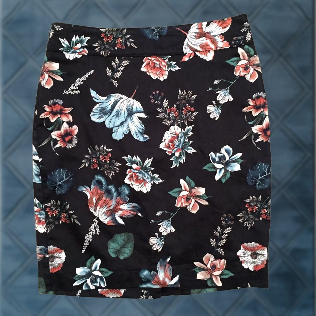 Loft LOFT Skirt, Women, Knee Length, Size 2, Black Floral, Lined, Slit, Cotton, Pencil, Regular, ZIP, Lightweight, Straight & Pencil, Vintage: No Size 26" / US 2 / IT 38 - 1 Thumbnail