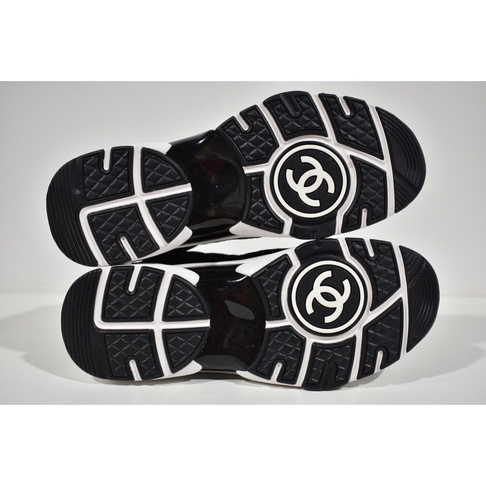 Chanel 22A Printed CC Logo White Flat Runner Trainer Sneaker 38.5 Size US 8.5 / IT 38.5 - 11 Thumbnail