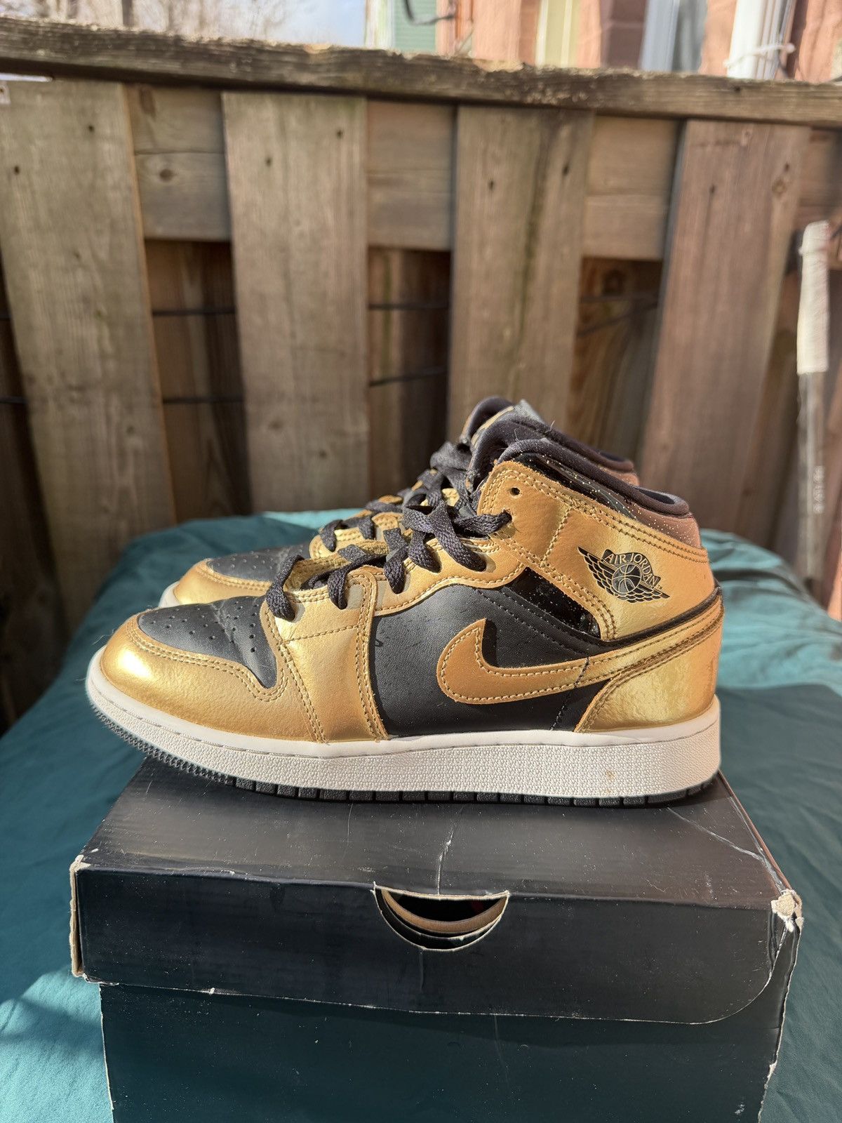 Jordan Brand Jordan 1 Mid Black Gold Size US 6.5 / IT 36.5 - 9 Thumbnail