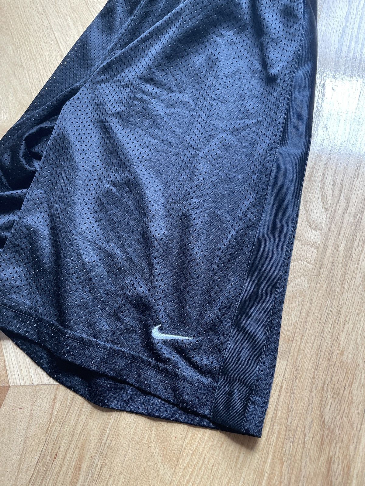 Nike Vintage 00’s Nike Y2K Mesh Shorts Arch Logo Black Size XS Size US 26 / EU 42 - 7 Thumbnail