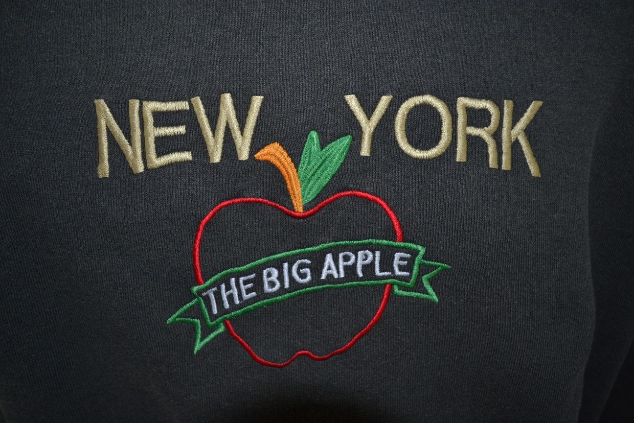 Fruit Of The Loom × Vintage Vintage 90s Big Apple New York Embroidered Sweatshirt XL Size US XL / EU 56 / 4 - 4 Thumbnail