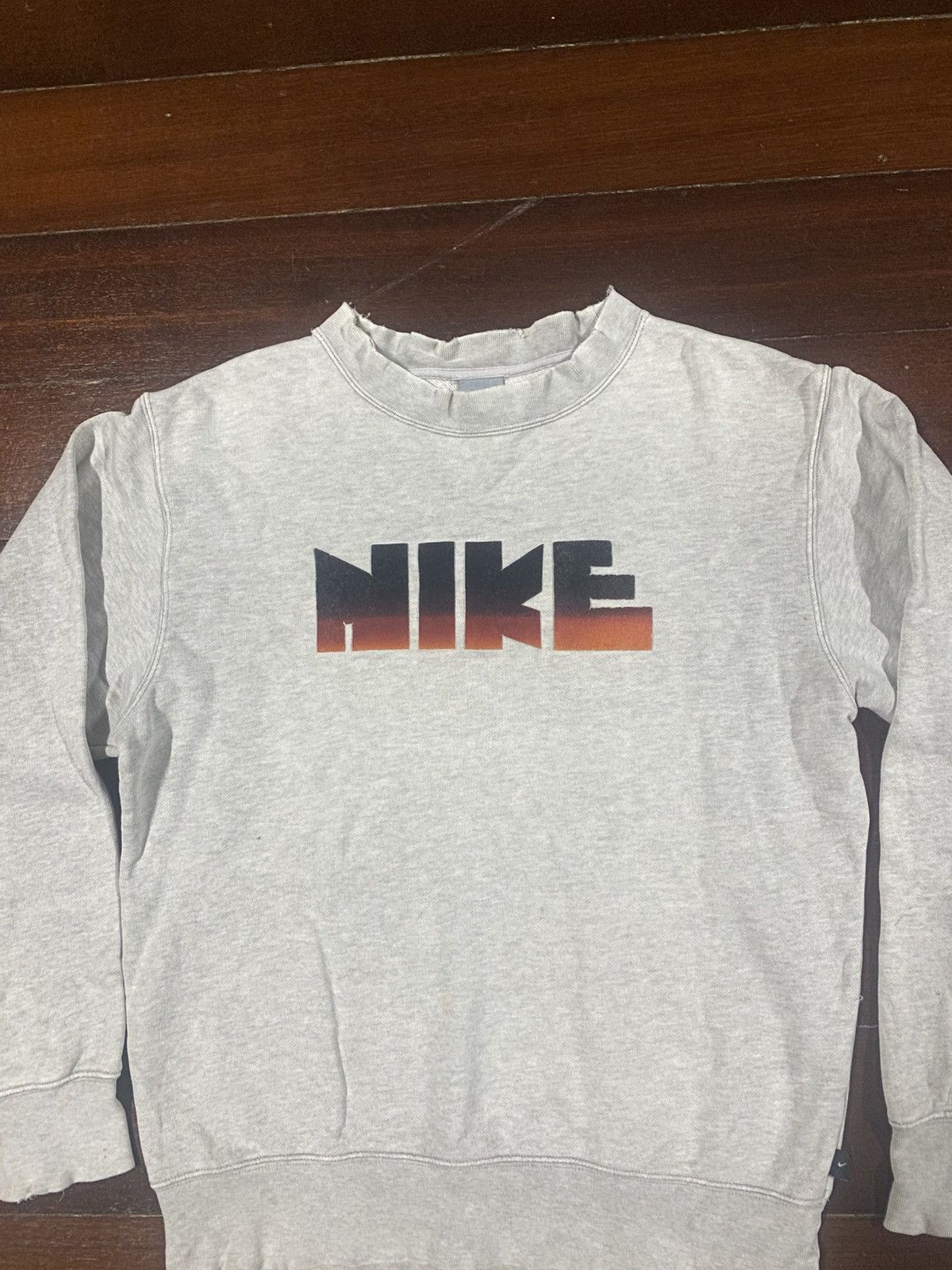 Nike VINTAGE NIKE block reproduction SWEATSHIRT distressed Size US S / EU 44-46 / 1 - 3 Thumbnail