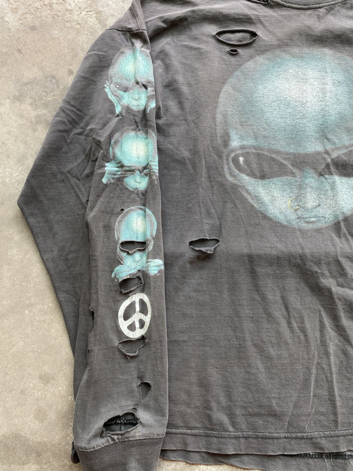 Vintage Sun faded & Distressed Alien 1996 L/S Size US L / EU 52-54 / 3 - 3 Thumbnail