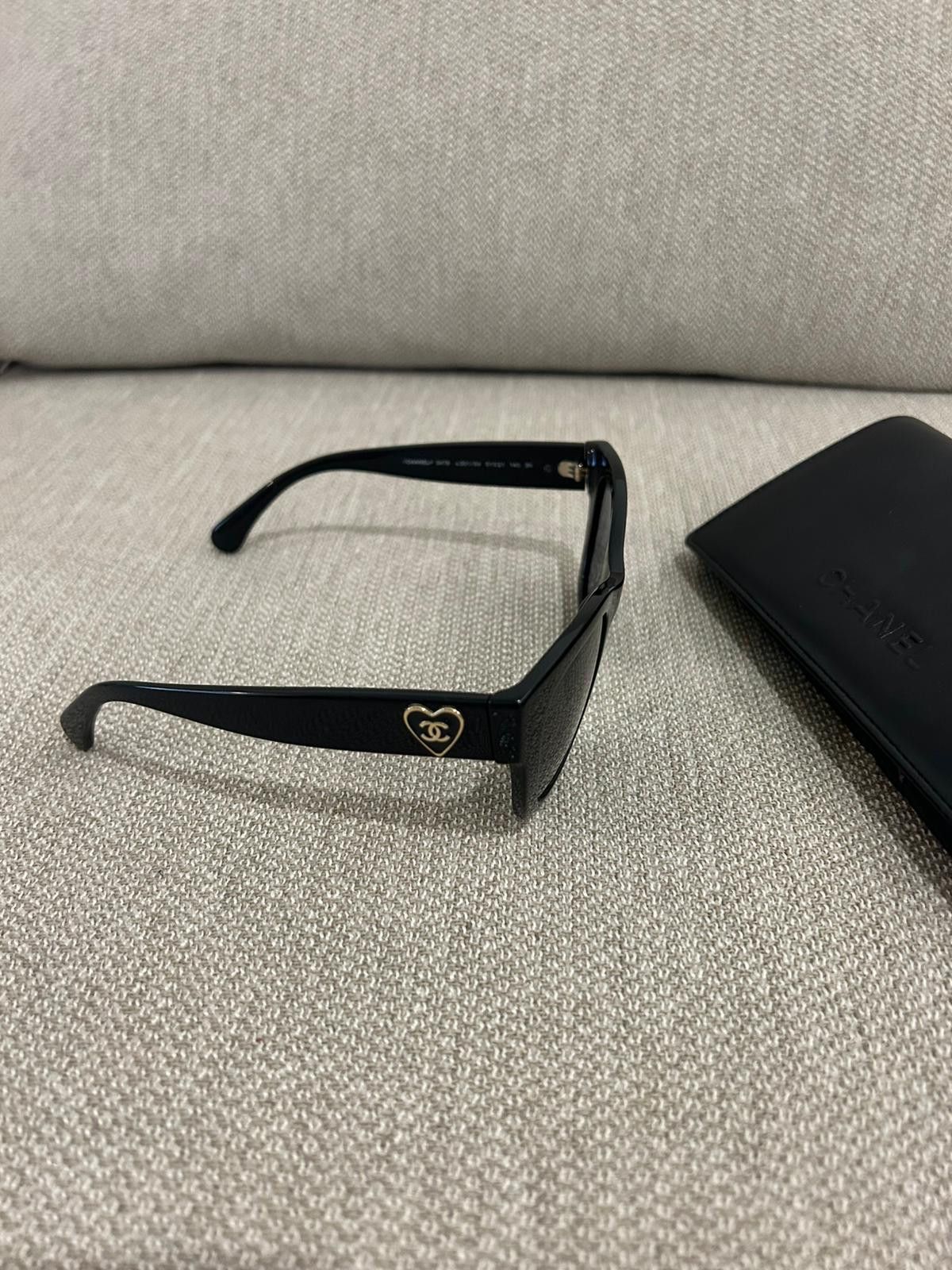 Chanel Chanel Black Frame "CC" Heart Logo Sunglasses Size ONE SIZE - 10 Thumbnail