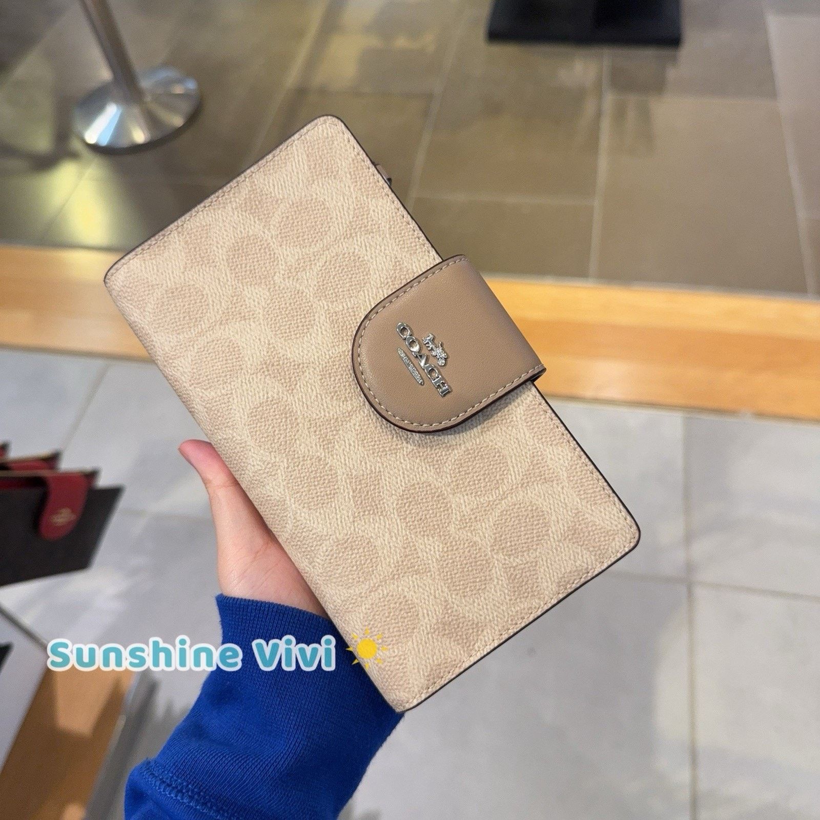 Coach NWT Coach Phone Wallet Signature Canvas CW780 SV/Sand/Taupe Size ONE SIZE - 2 Thumbnail