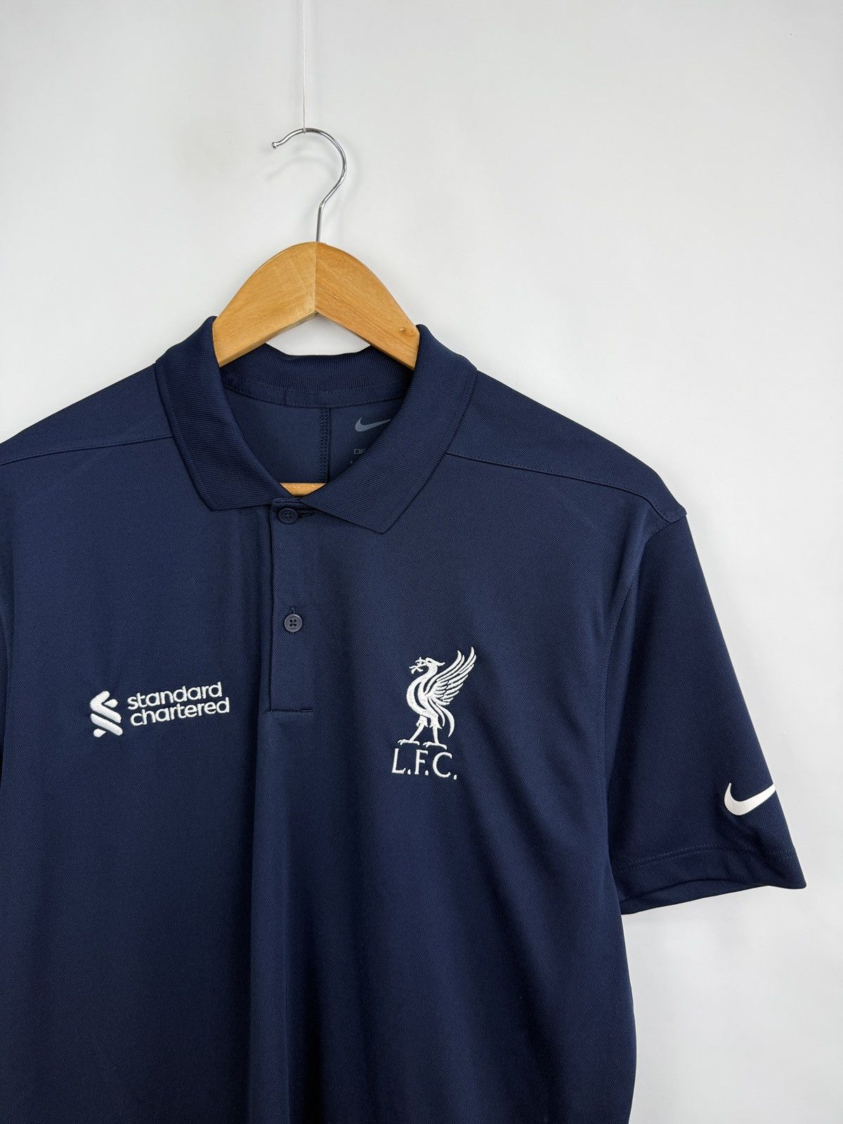Nike 🏴󠁧󠁢󠁥󠁮󠁧󠁿 2023 Nike Liverpool LFC Standard Chartered Polo T-Shirt Size US M / EU 48-50 / 2 - 3 Thumbnail