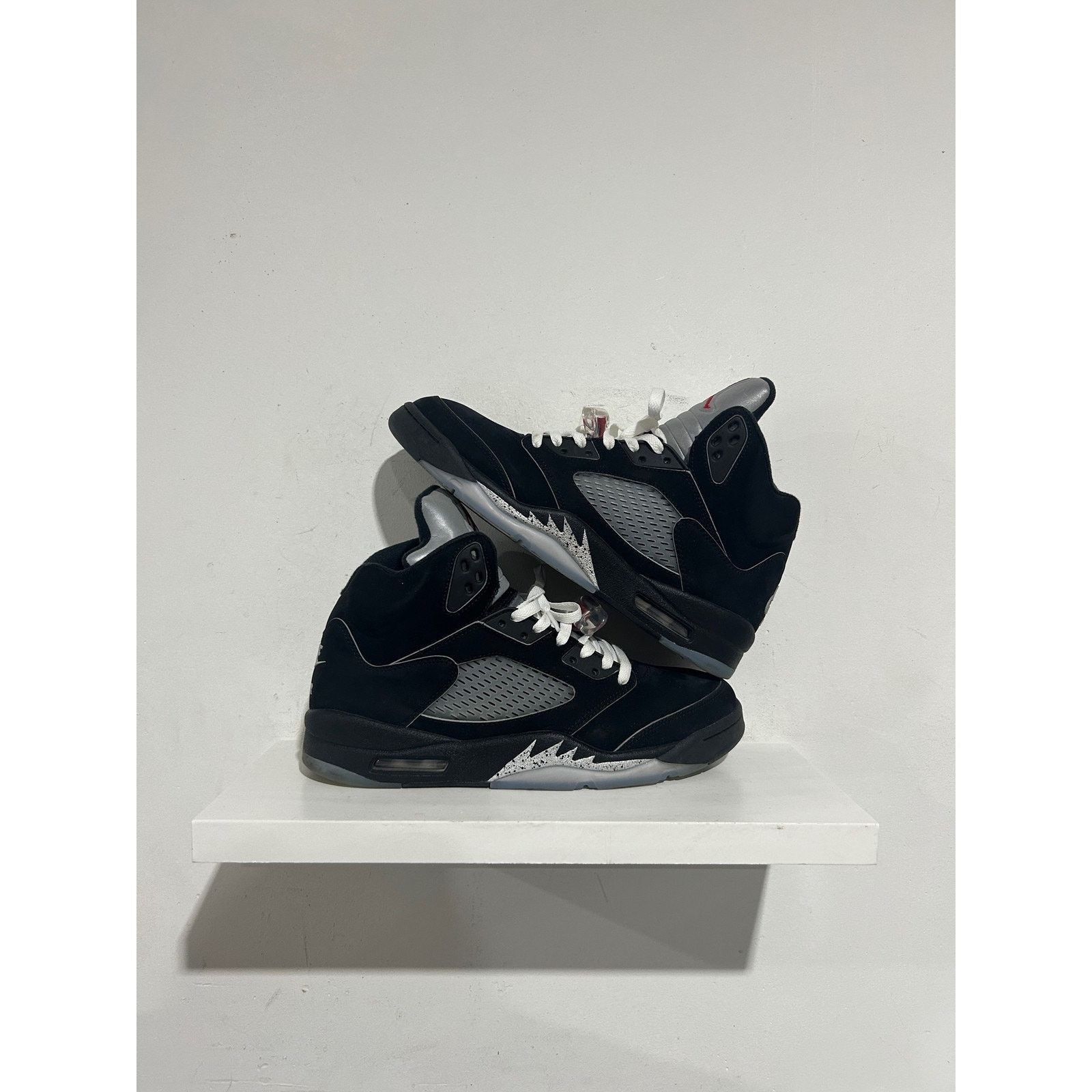 Nike JORDAN 5 RETRO BLACK METALLIC REIMAGINED SIZE 12 PREOWNED Size US 12 / EU 45 - 1 Thumbnail