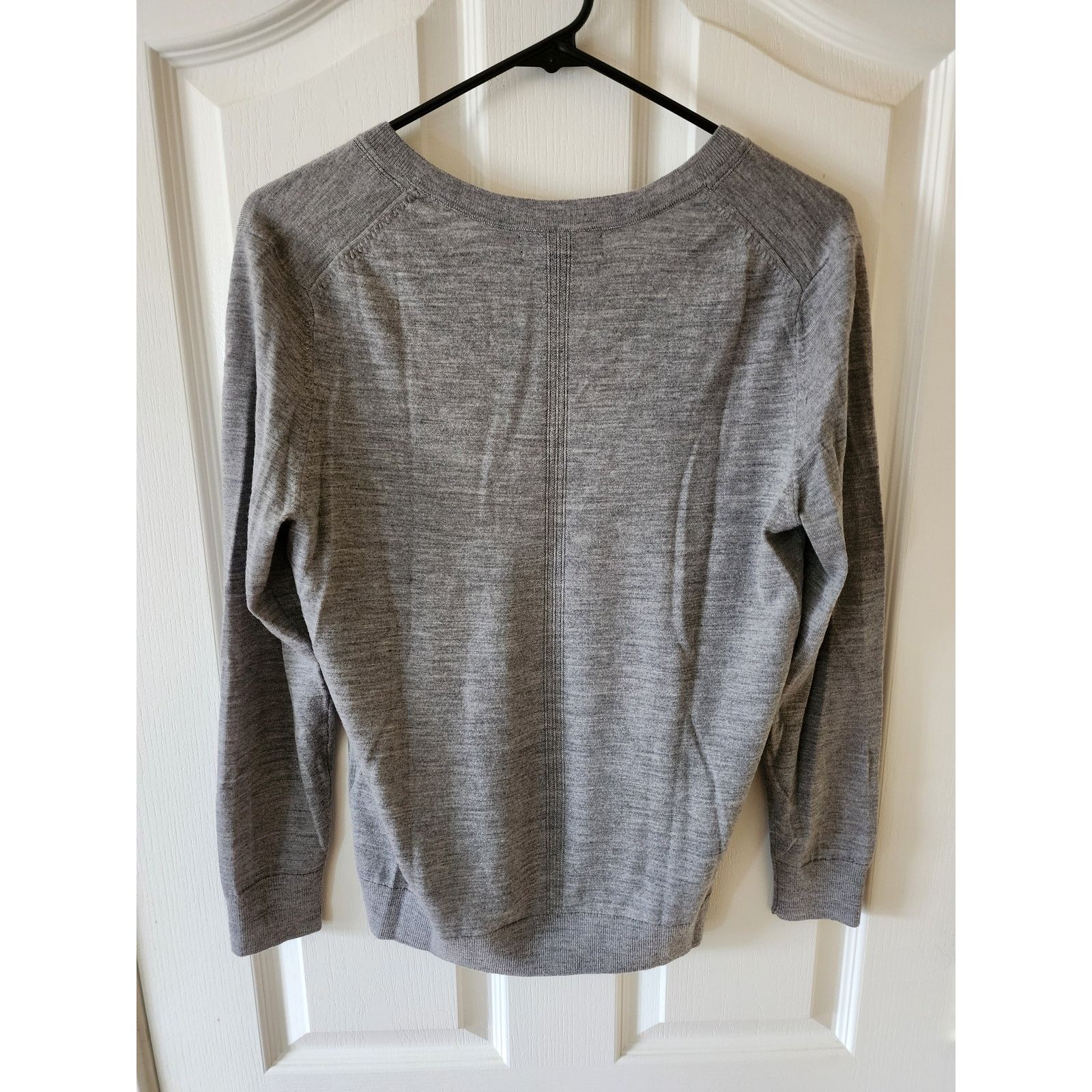 Banana Republic Banana Republic 100% Extra Fine Merino Wool Sweater S Gray Size S / US 4 / IT 40 - 2 Thumbnail